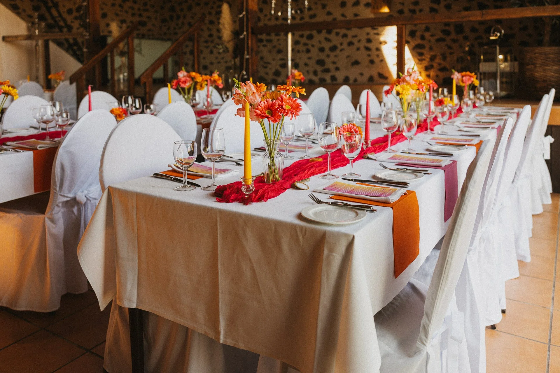 Festlich gedeckte Hochzeitstafel mit farbenfroher Sommerdekoration.