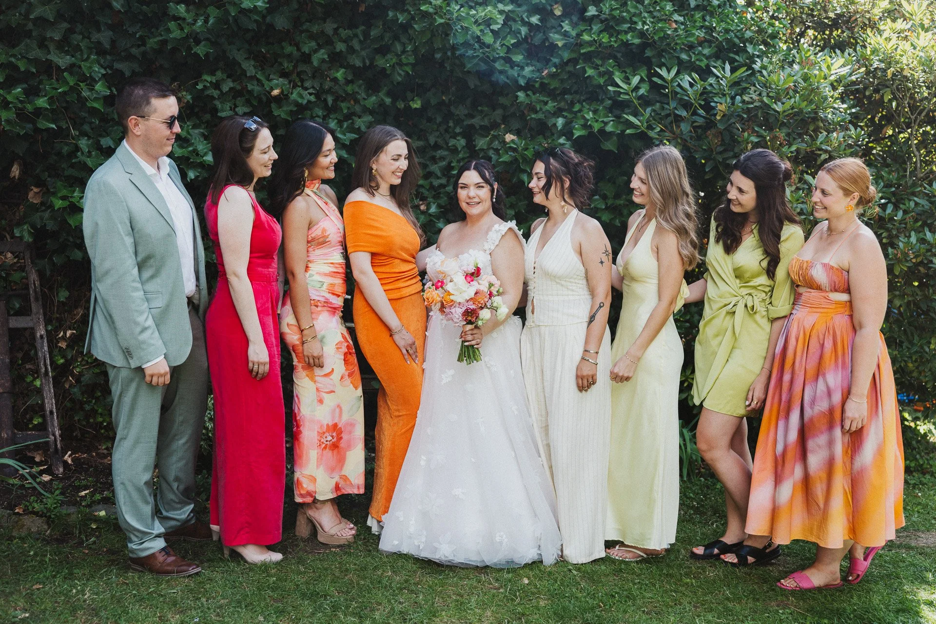 Familienfoto mit Brautpaar und Hochzeitsgästen.