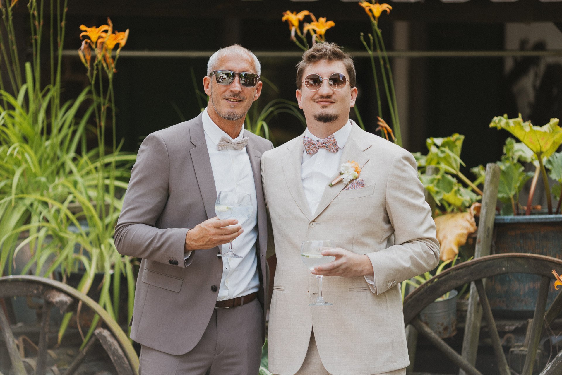 Hochzeitsgäste in entspannter Stimmung während der Feier.