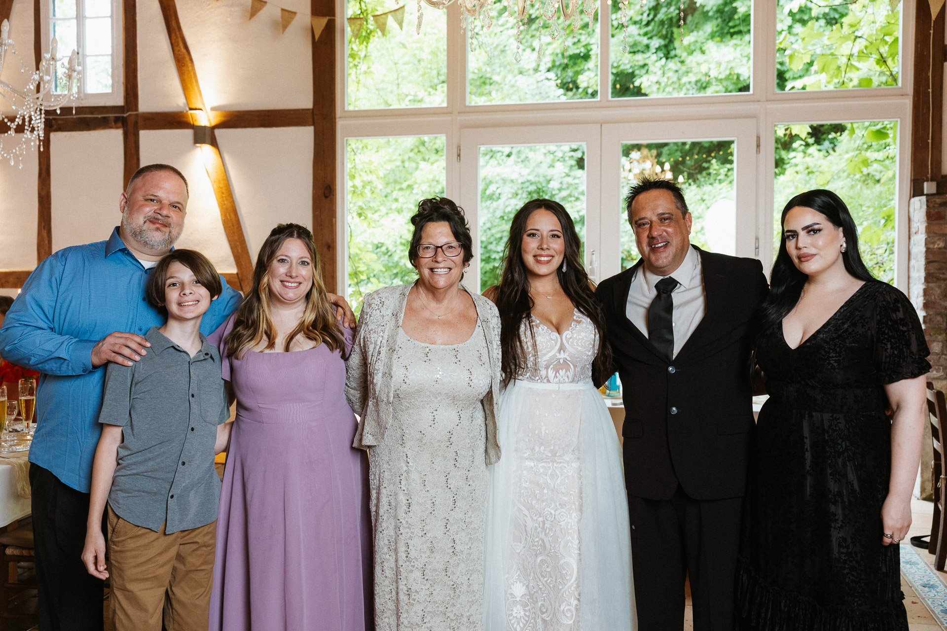 Familienfoto bei Hochzeit in Scheune Hofgut Rodenstein – Hochzeitsfotografie DIETZIMAGE.