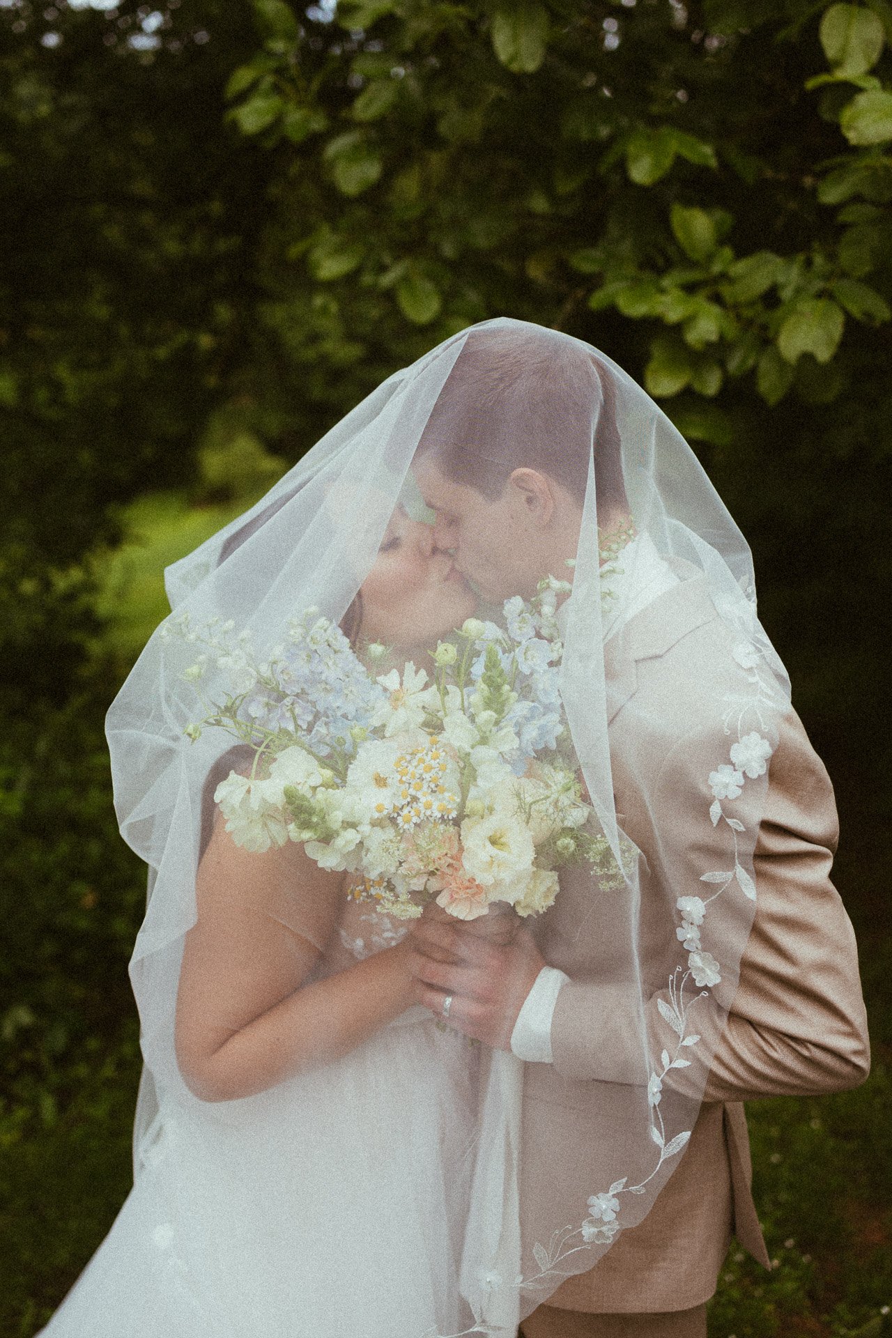 Braut unter Schleier bei exklusiver Hochzeit Hofgut Rodenstein – Hochzeitsfotografie von DIETZIMAGE.