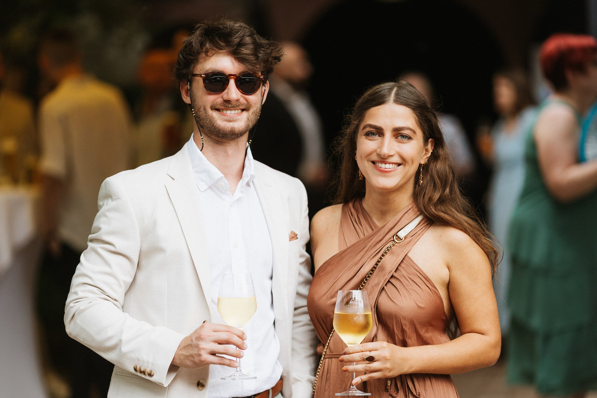 Hochzeitsgäste bei exklusiver Hochzeit Hofgut Rodenstein – fotografiert von DIETZIMAGE.