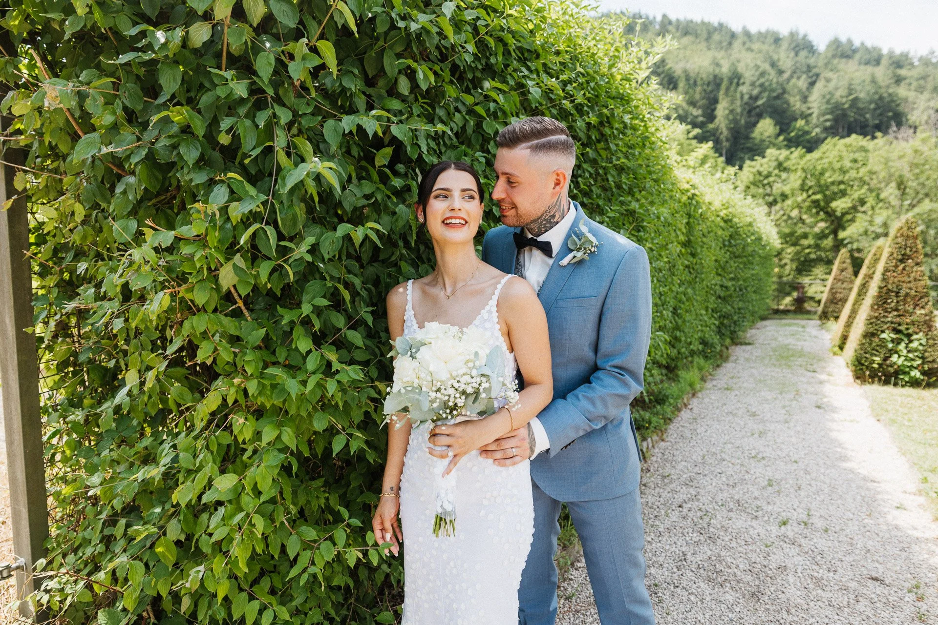 Brautpaar beim Paarshooting im Grünen in Koblenz – Hochzeitsfotograf DIETZIMAGE