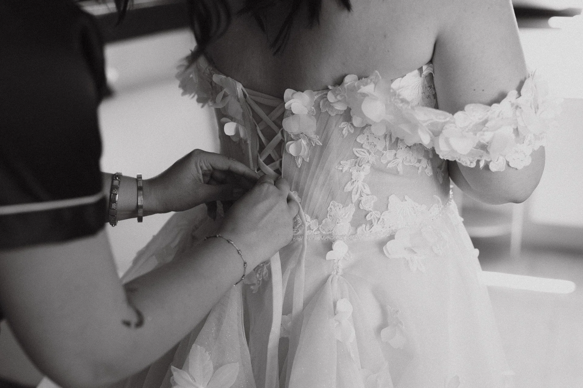 Detailaufnahme des Brautkleids während des Getting Readys.