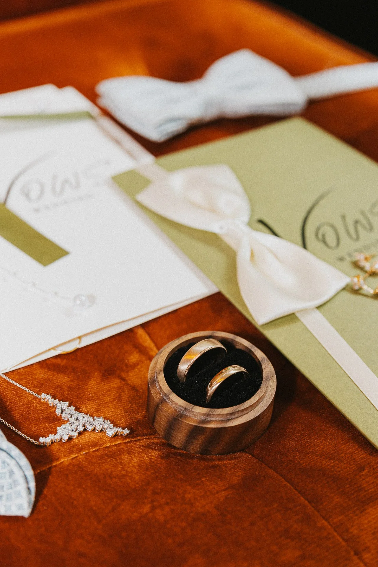 Eheringe und Hochzeitseinladung