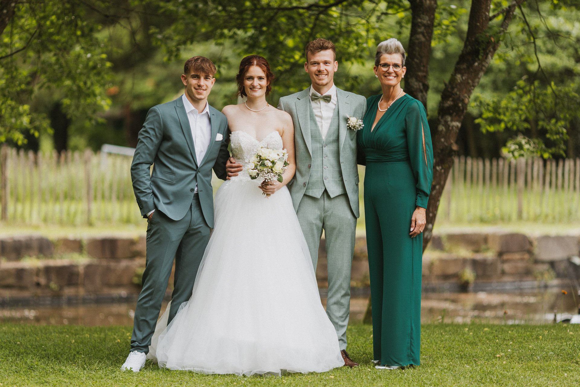 Brautpaar mit Familie