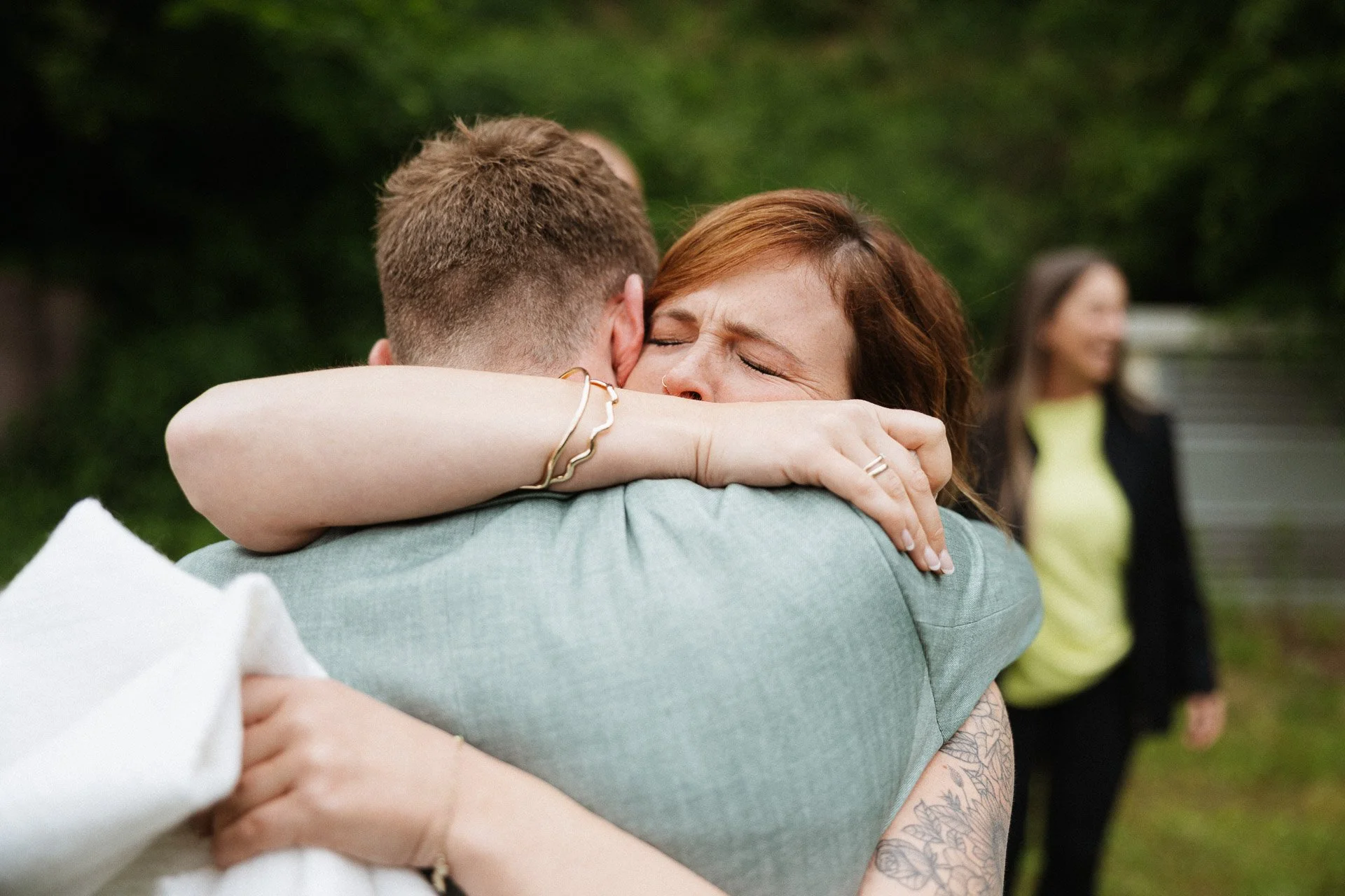 Emotionale Umarmung bei der Hochzeit