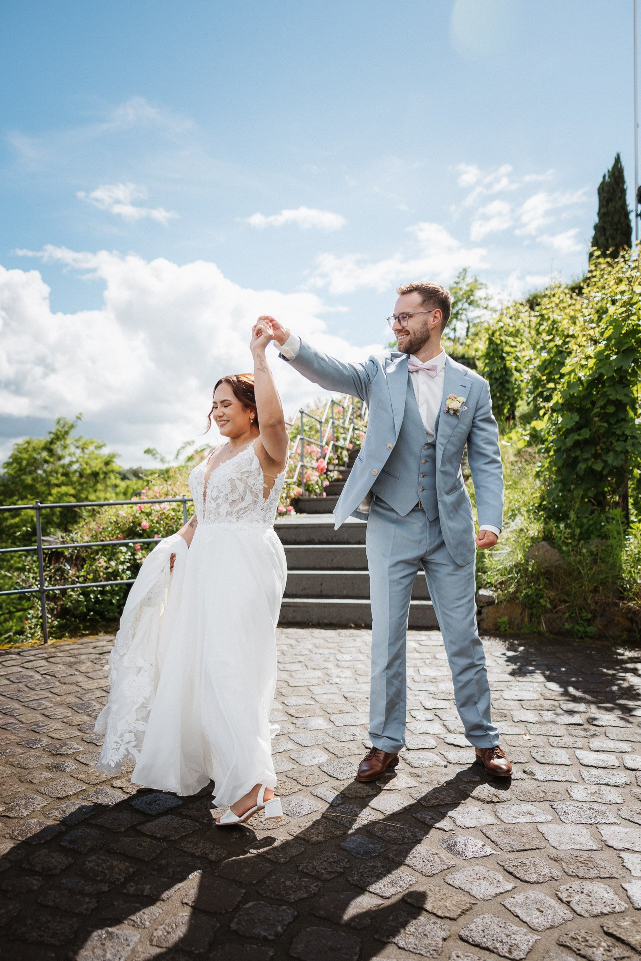 Brautpaar tanzt bei einer Sommerhochzeit in der Region Koblenz – DIETZIMAGE