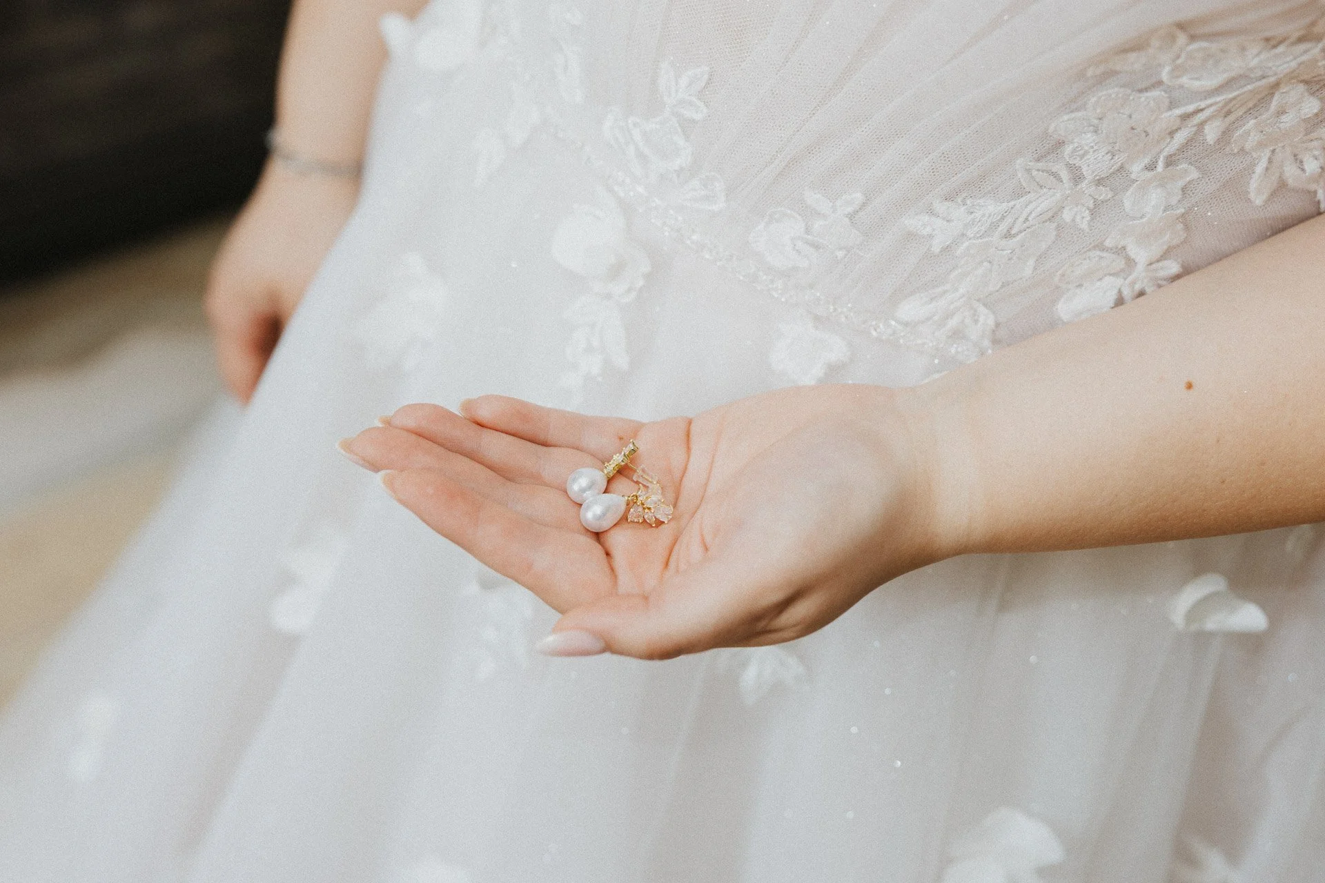 Detailaufnahme der Eheringe in der Hand der Braut.