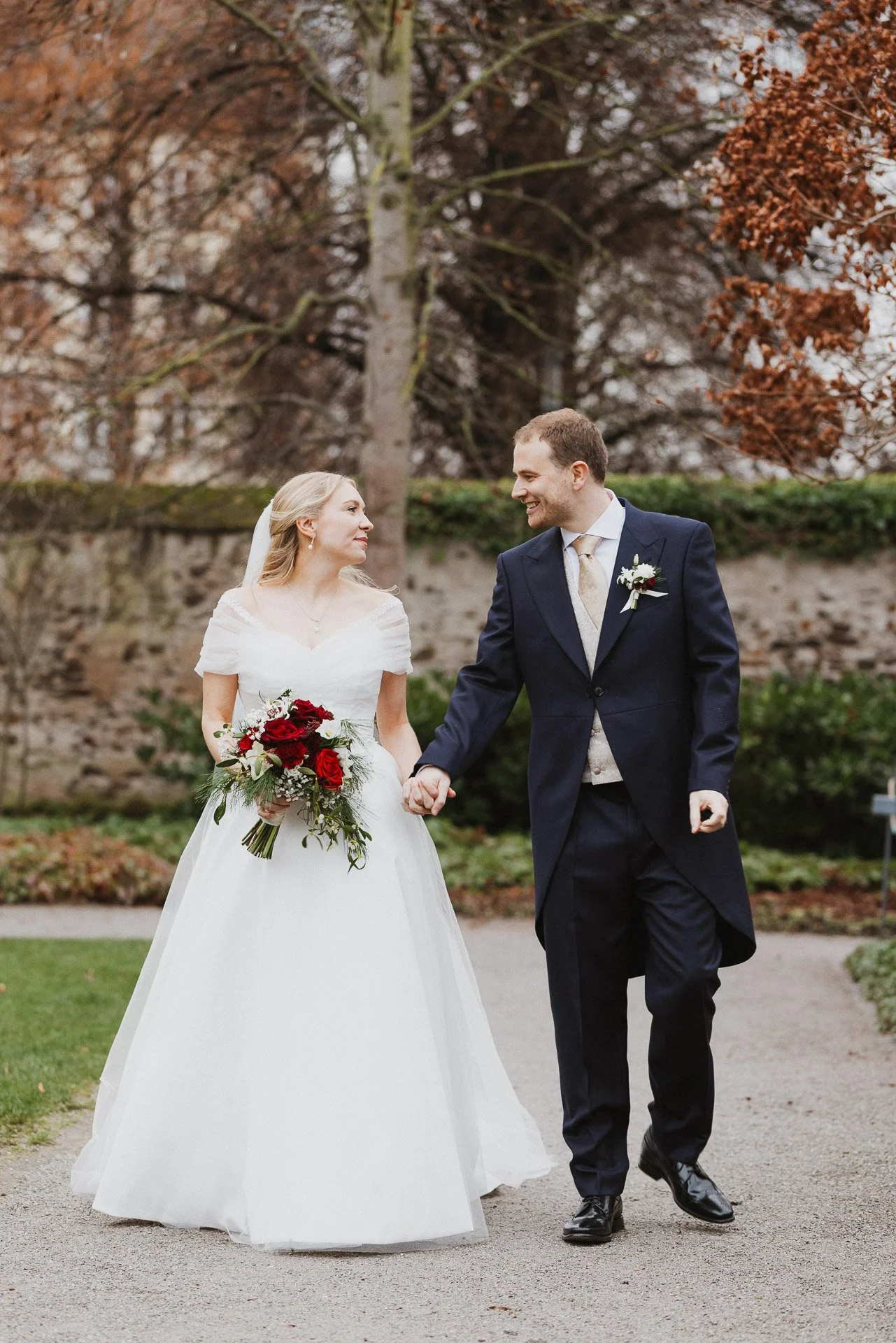 Elisabeth und Niklas bei einem entspannten Spaziergang nach der kirchlichen Trauung.
