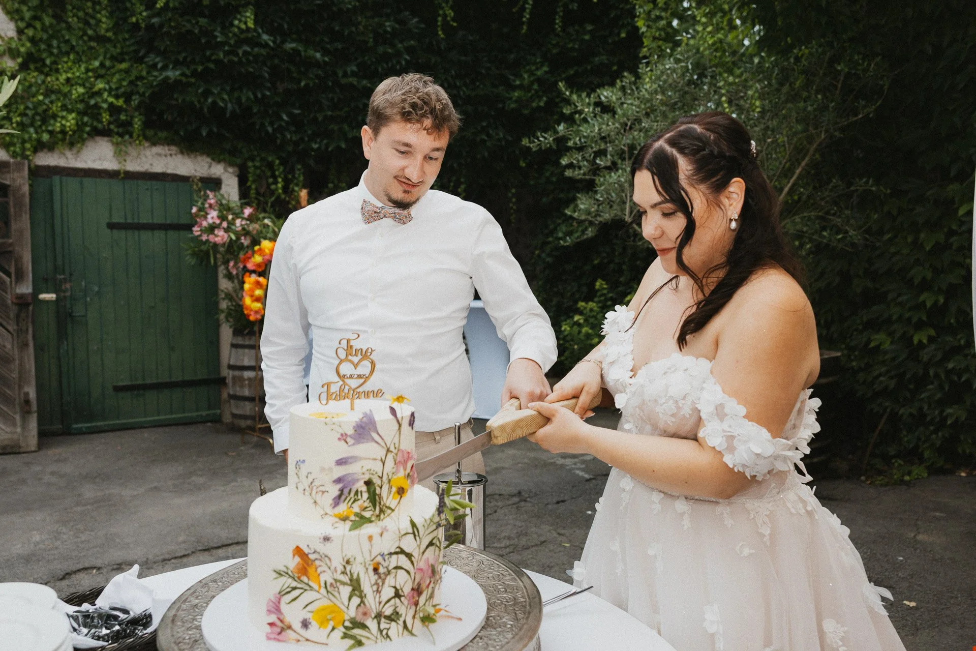 Brautpaar schneidet gemeinsam die Hochzeitstorte auf den Waldorfer Höfen Ochtendung an.
