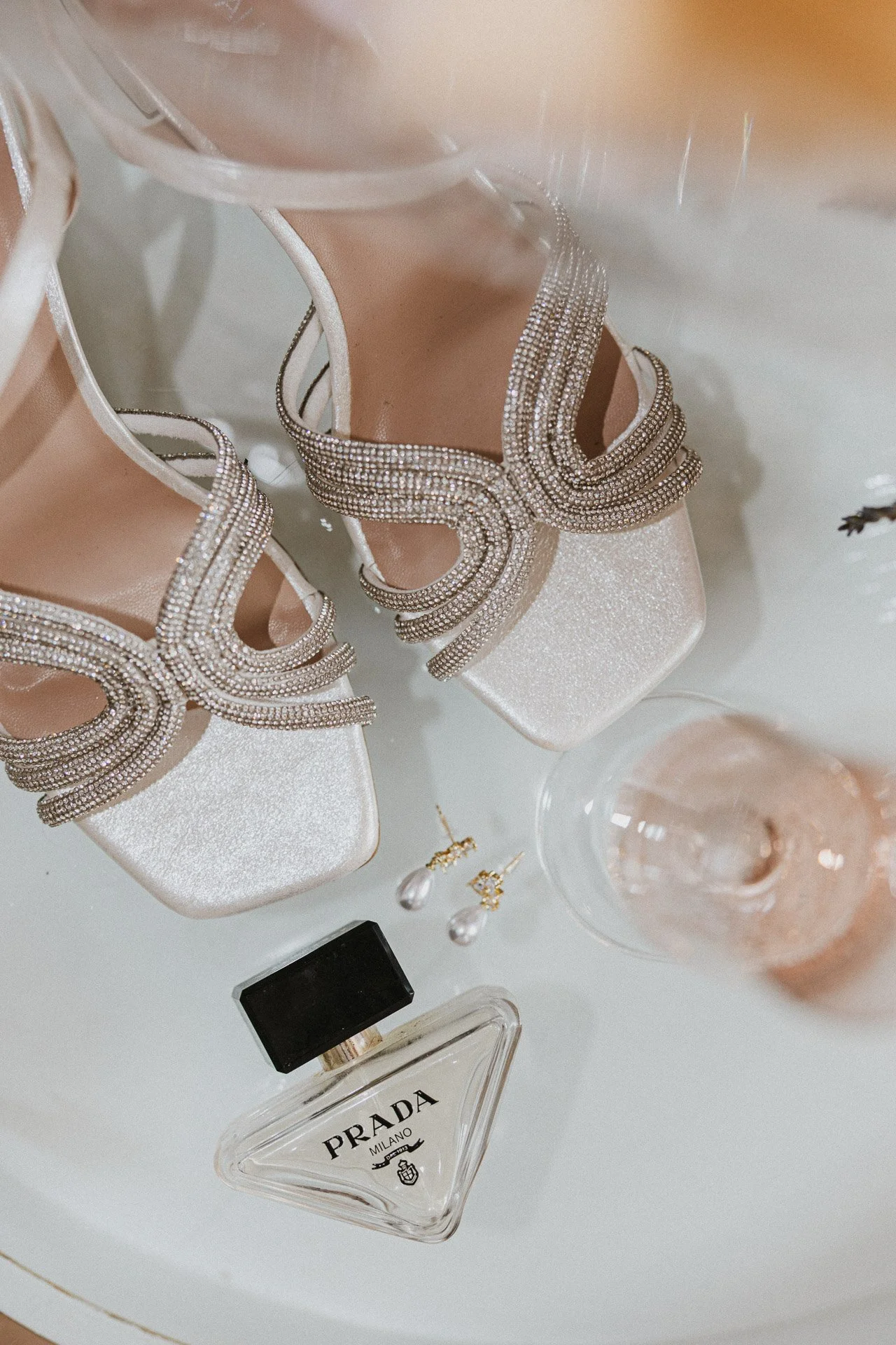 Brautschuhe und Accessoires liebevoll arrangiert beim Getting Ready.