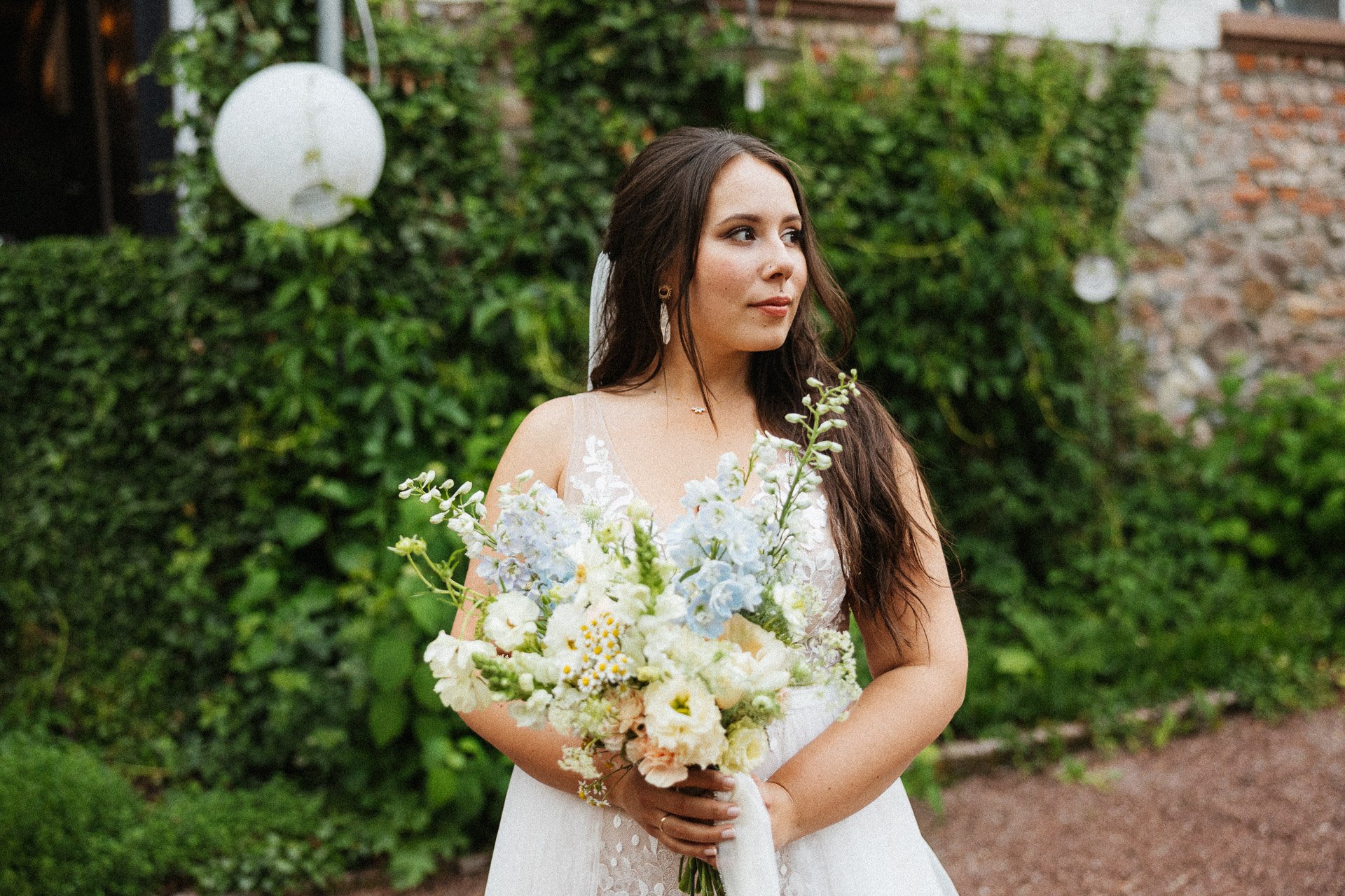 Brautportrait mit Blumenstrauß Hofgut Rodenstein – exklusive Hochzeitsfotografie DIETZIMAGE.