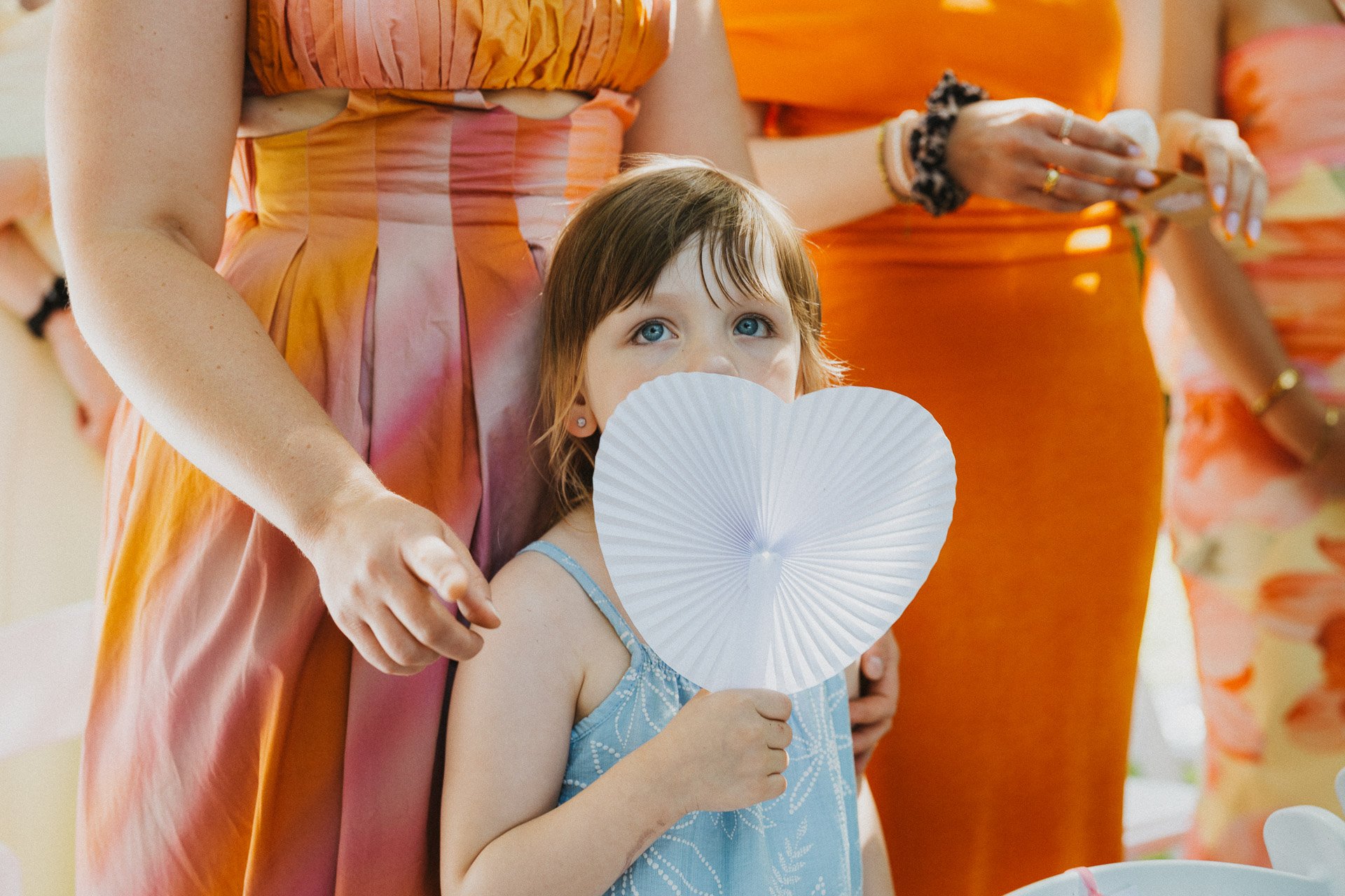 Kind als Hochzeitsgast mit Herzballon während der freien Trauung.