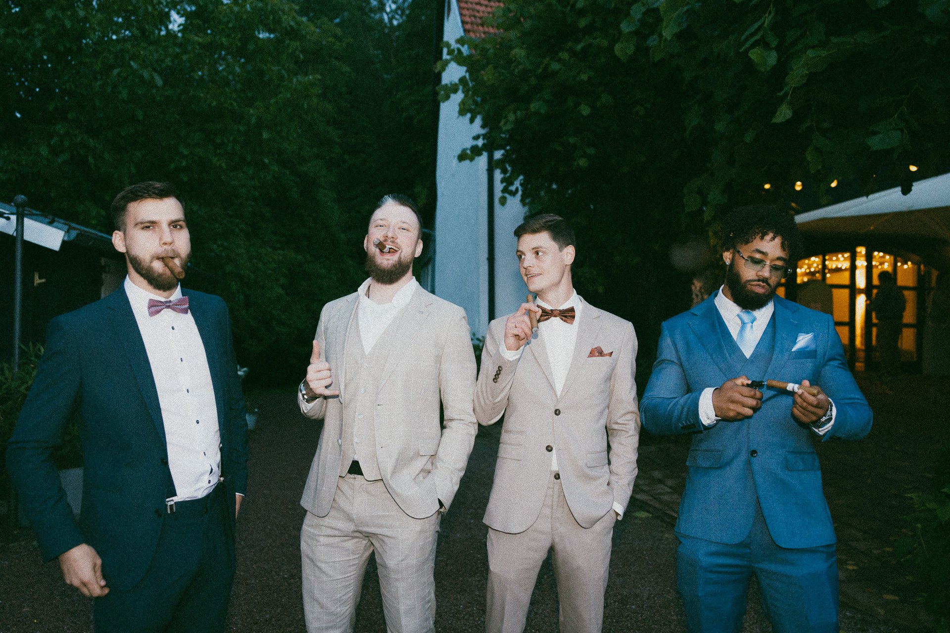 Brautpaar mit Gästen bei Hochzeit Hofgut Rodenstein – authentische Hochzeitsfotografie von DIETZIMAGE.