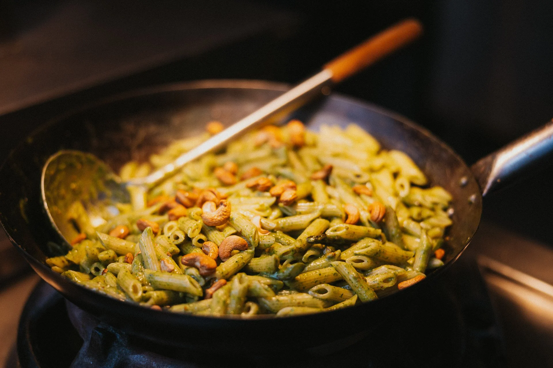 Detailaufnahme eines warmen Gerichts vom Hochzeitsbuffet.