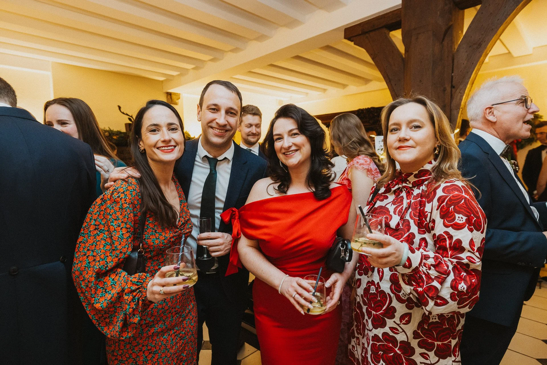 Gemeinsamer Moment mit Gästen während der Winterhochzeit von Elisabeth und Niklas im Klostergut Besselich.

