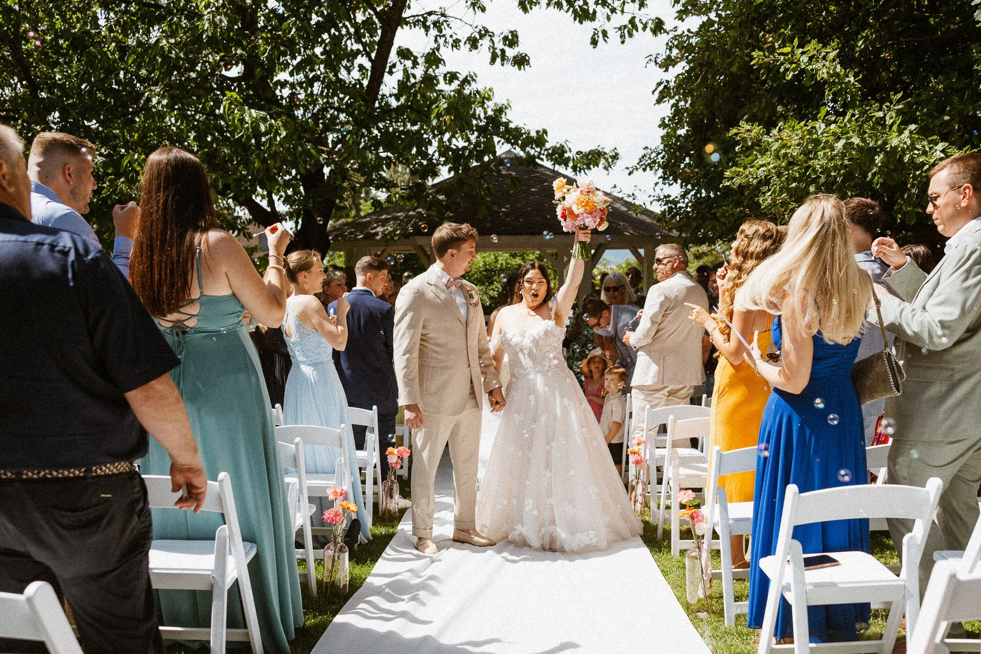 Brautpaar geht durch das Spalier der Hochzeitsgäste nach der Trauung.