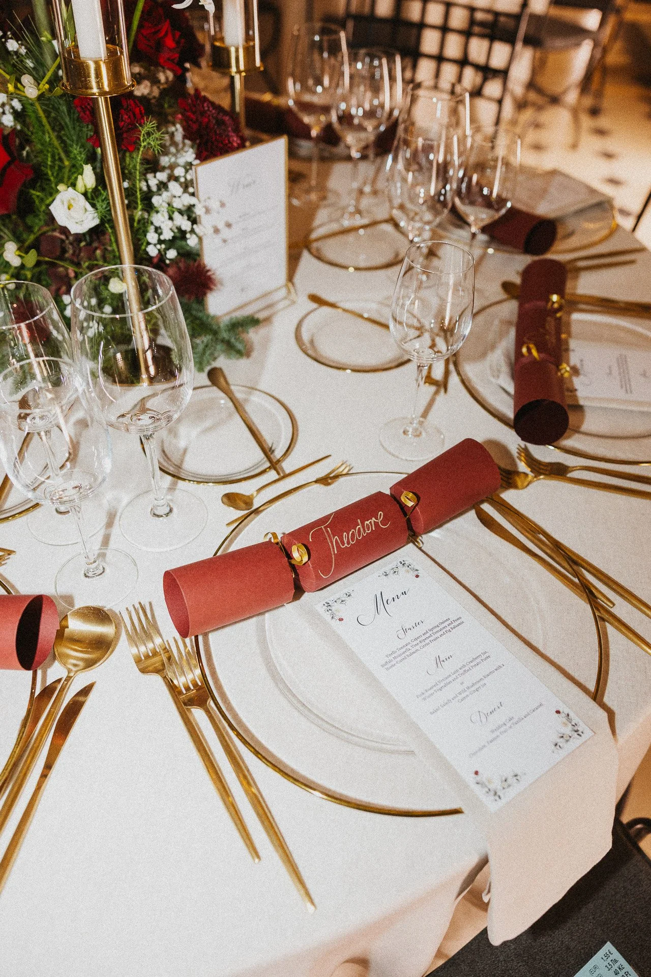 Detailaufnahme der Tischdekoration während der Winterhochzeit von Elisabeth und Niklas im Klostergut Besselich.