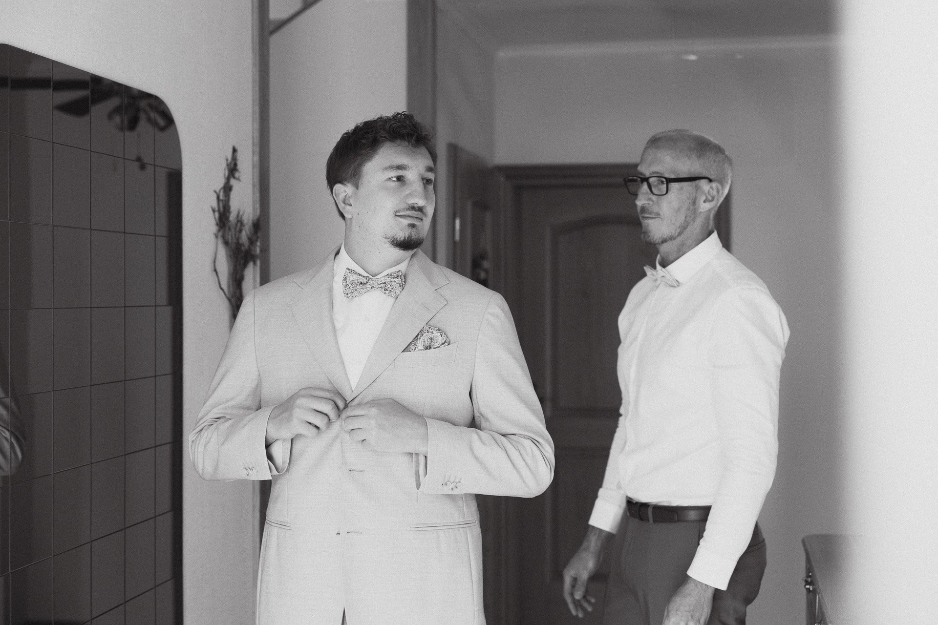 Bräutigam gemeinsam mit seinem Vater beim Getting Ready vor der Hochzeit.