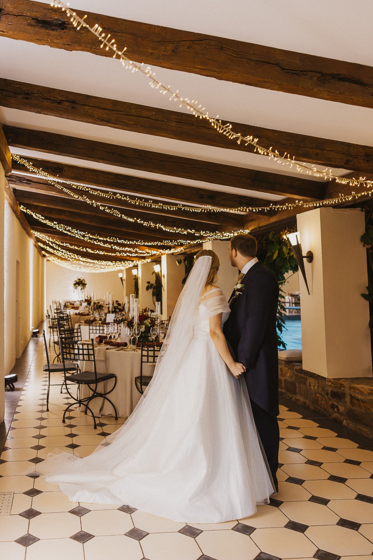 Das Brautpaar Elisabeth und Niklas in einem stimmungsvoll dekorierten Innenbereich des Klosterguts Besselich.
