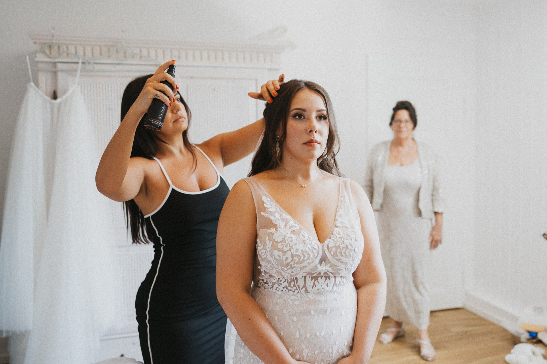 Braut Getting Ready im Hofgut Rodenstein – emotionale Hochzeitsfotos von DIETZIMAGE.