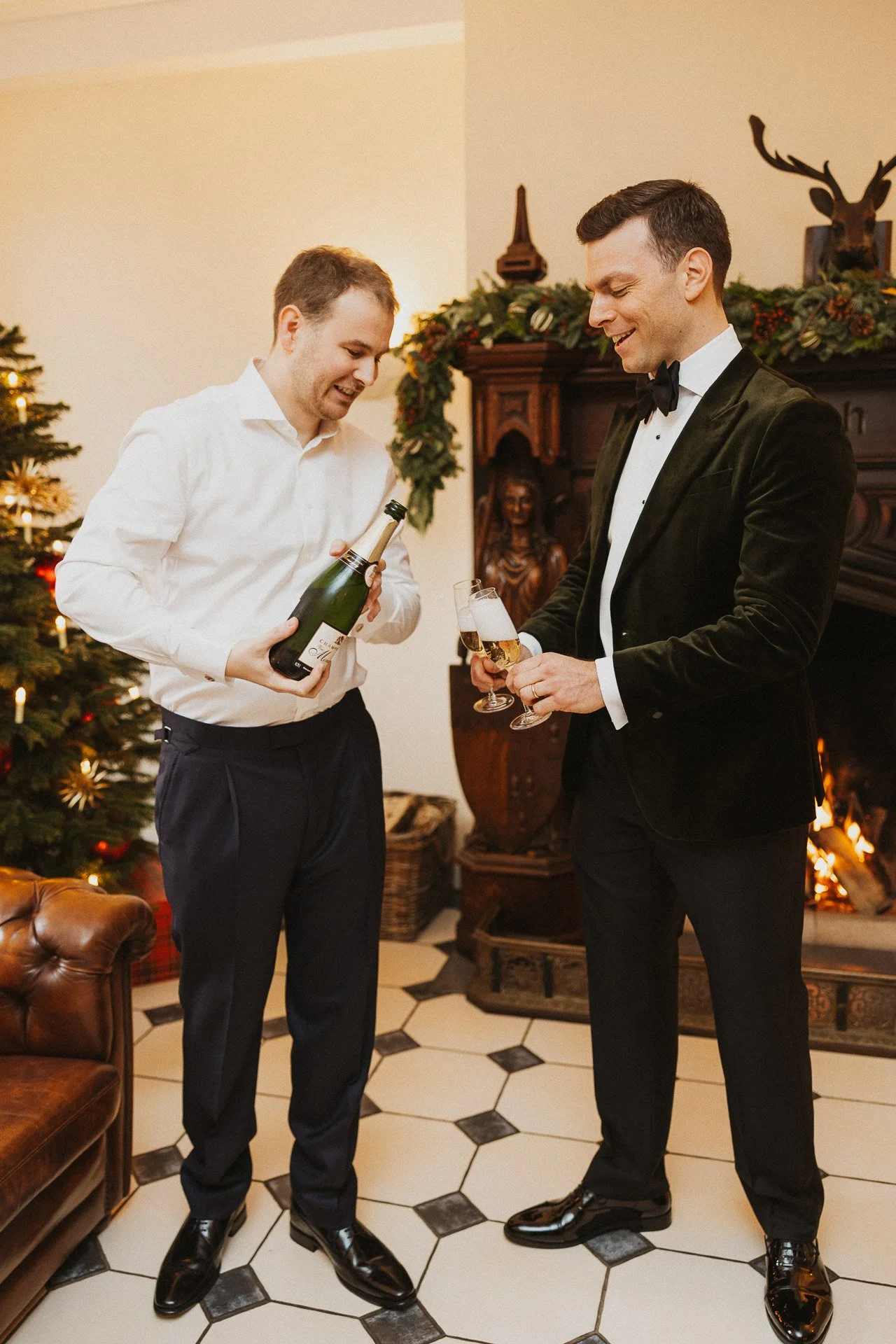 Moment während der Hochzeitsvorbereitungen von Niklas mit Begleitung im Klostergut Besselich.
