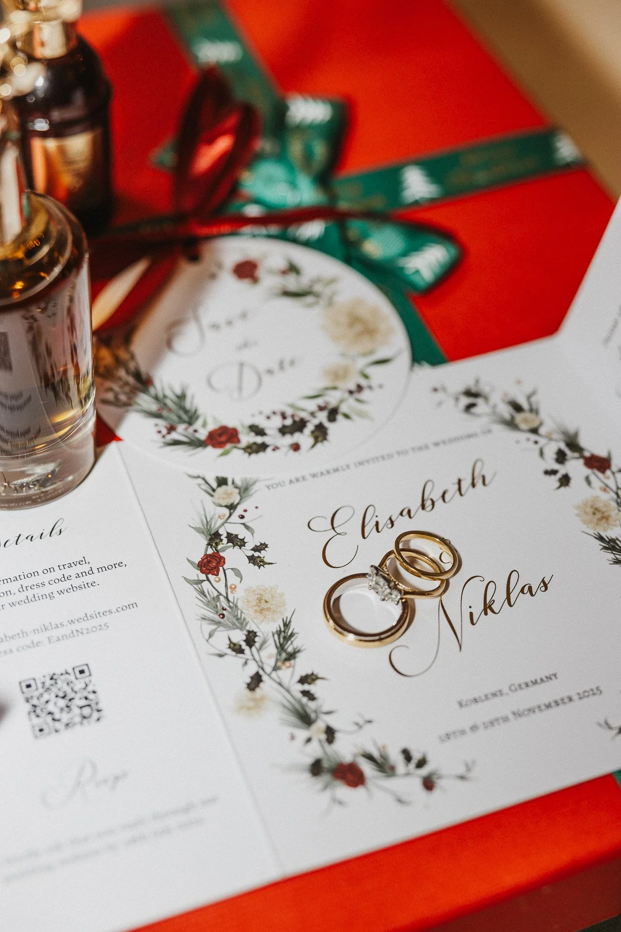 Detailaufnahme der Eheringe von Elisabeth und Niklas während der Hochzeitsreportage im Klostergut Besselich.