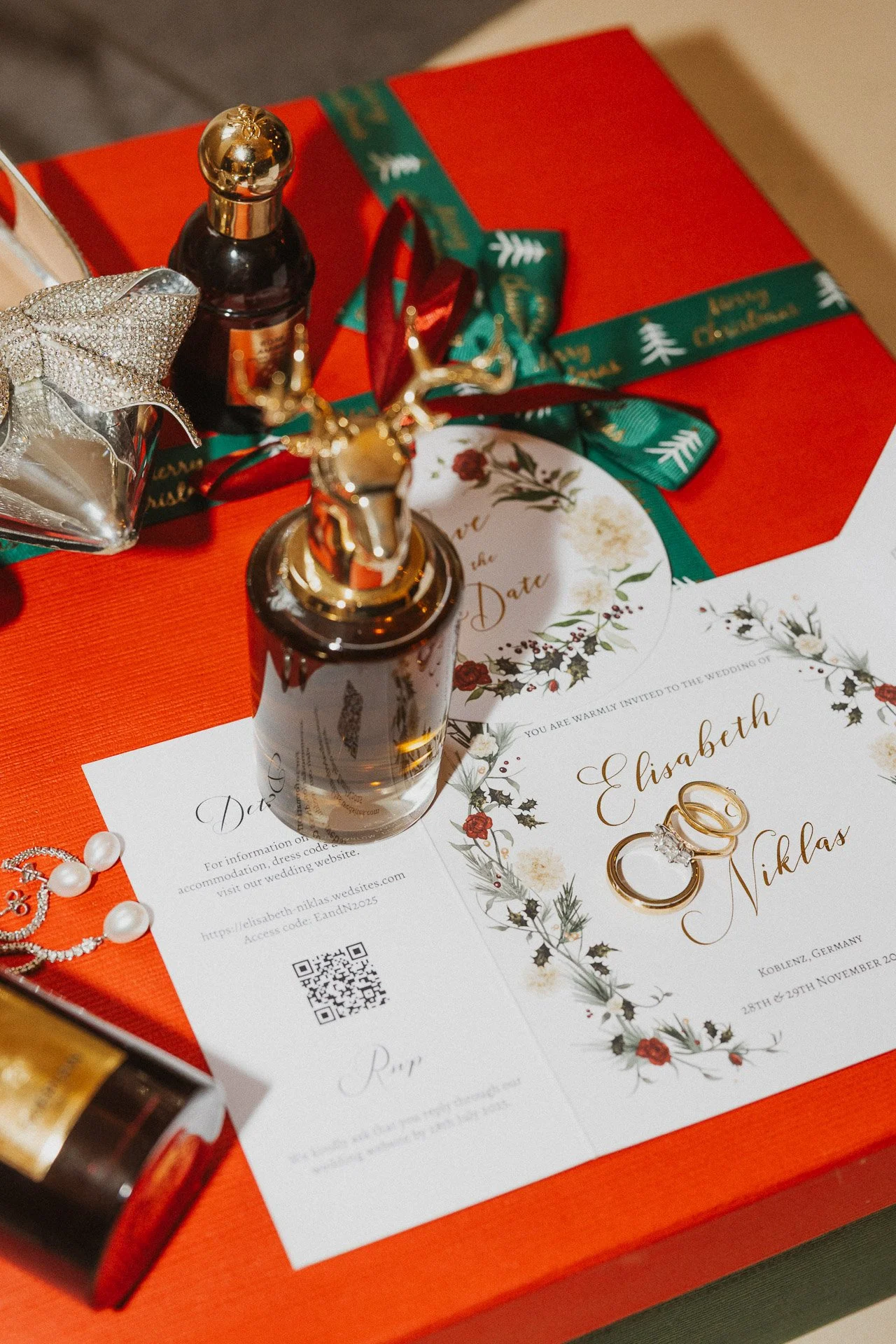 Hochzeitspapeterie mit Einladung und Details während der Winterhochzeit von Elisabeth und Niklas.
