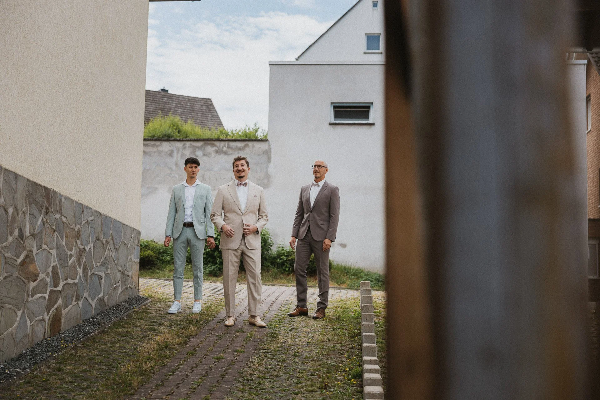 Bräutigam gemeinsam mit seinen Freunden vor der Trauung.