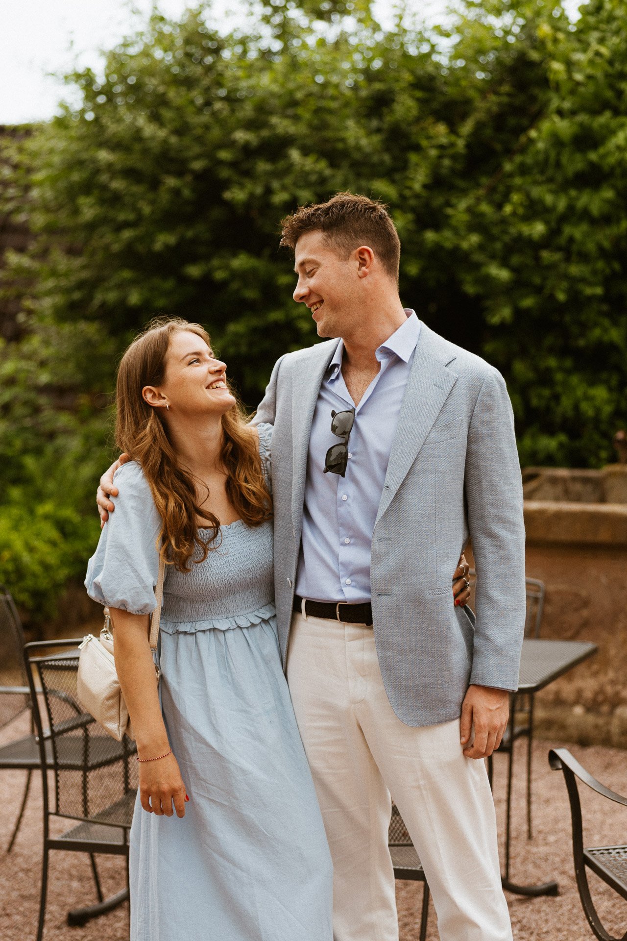 Hochzeitsgäste bei exklusiver Hochzeit Hofgut Rodenstein – fotografiert von DIETZIMAGE.