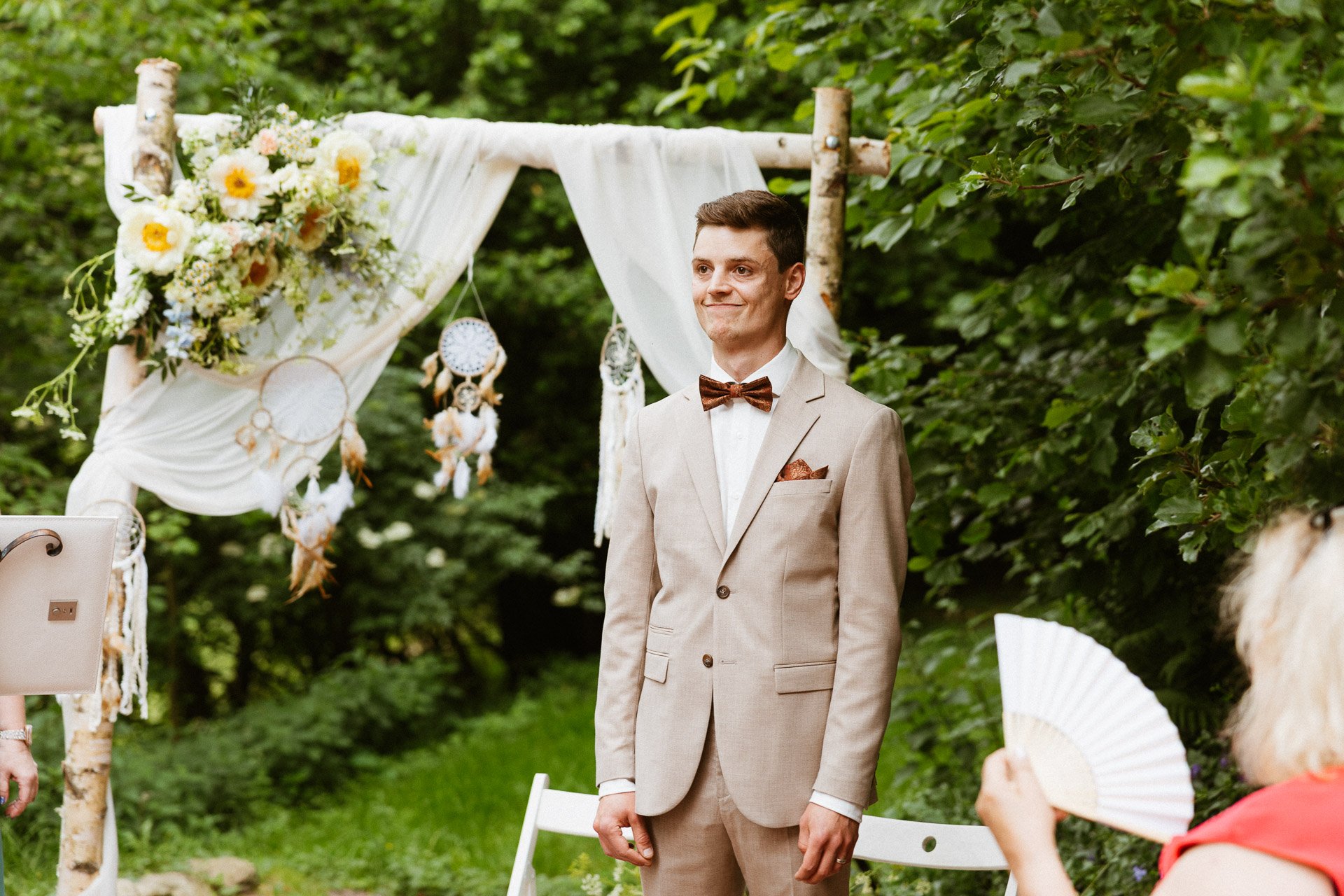 Bräutigam warten auf Einzug der Braut bei exklusiver Hochzeit Hofgut Rodenstein – fotografiert von DIETZIMAGE.