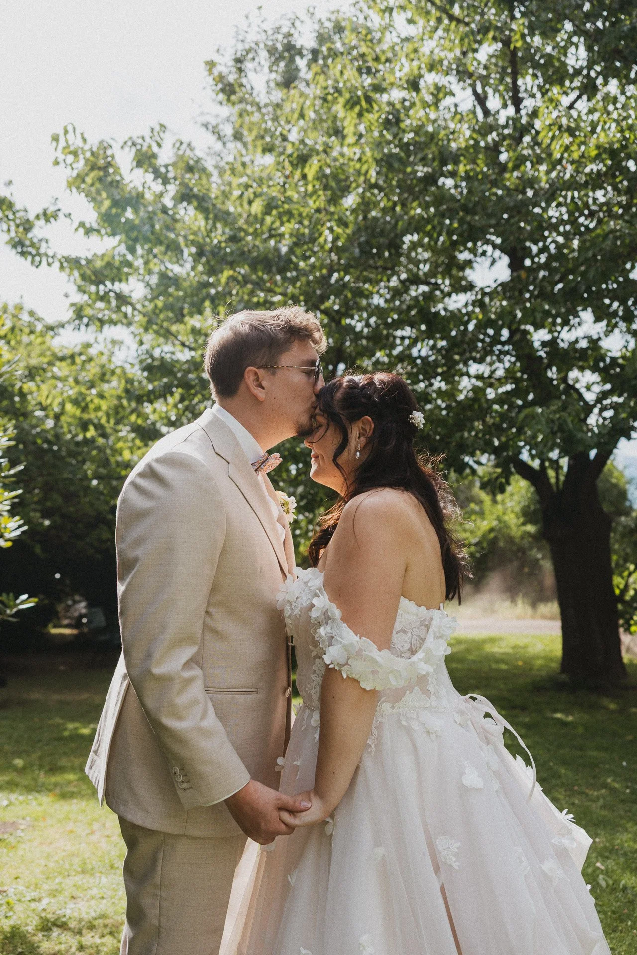 Brautpaar küsst sich beim Brautpaarshooting im Grünen der Waldorfer Höfe Ochtendung.