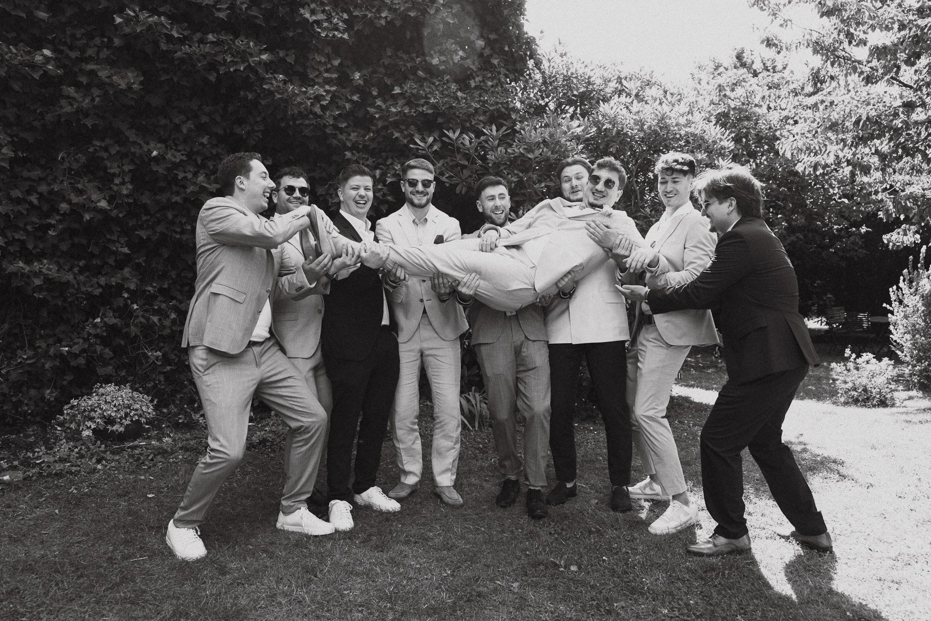 Gruppenfoto von Freunden des Brautpaares in lockerer Atmosphäre.