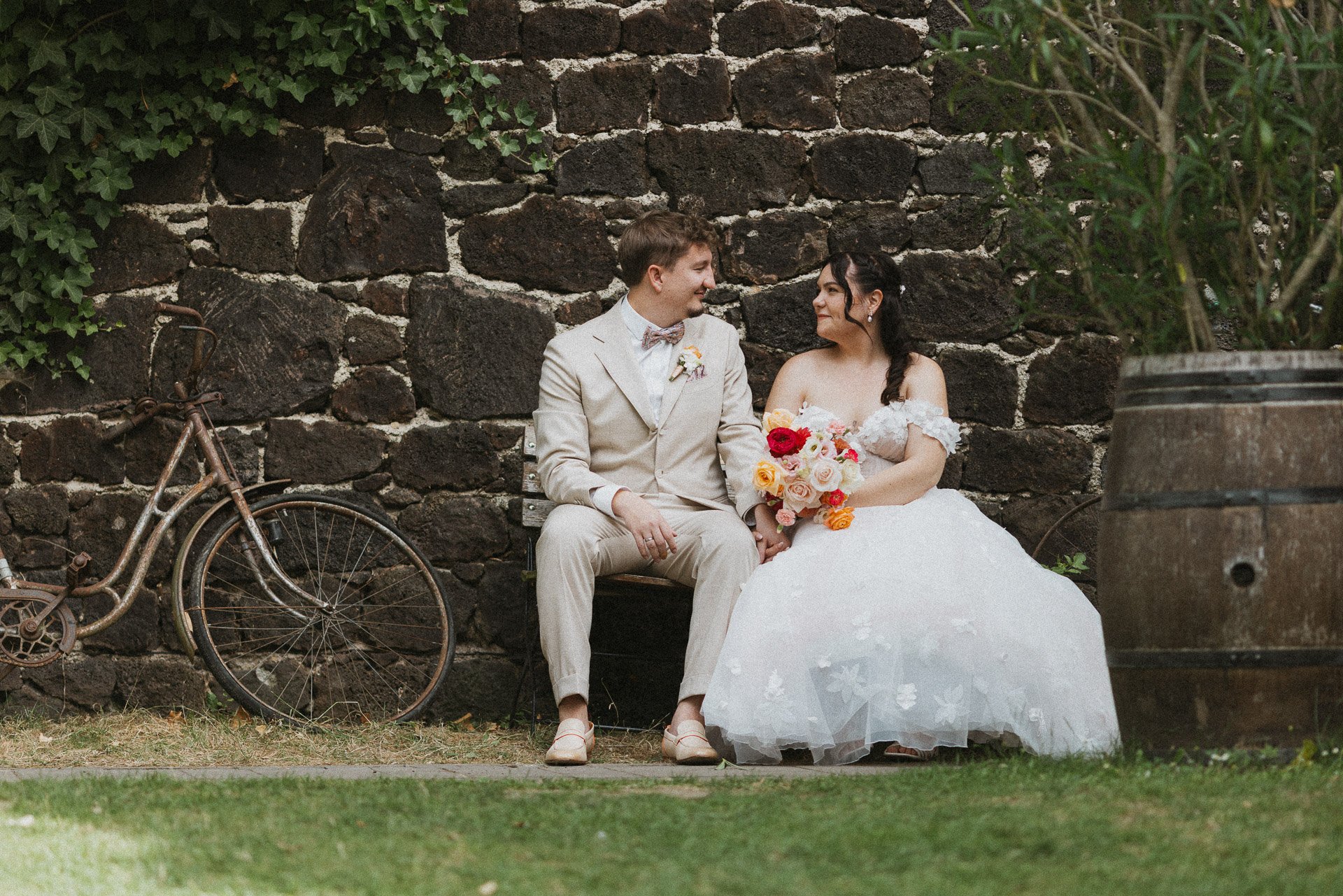 Brautpaar sitzt gemeinsam in ruhiger Atmosphäre auf den Waldorfer Höfen Ochtendung.