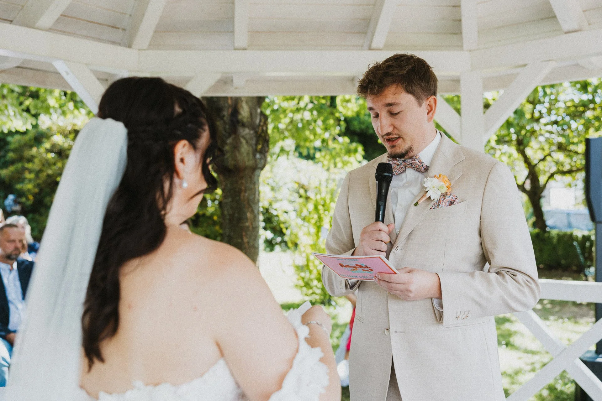 Bräutigam beim Lesen 