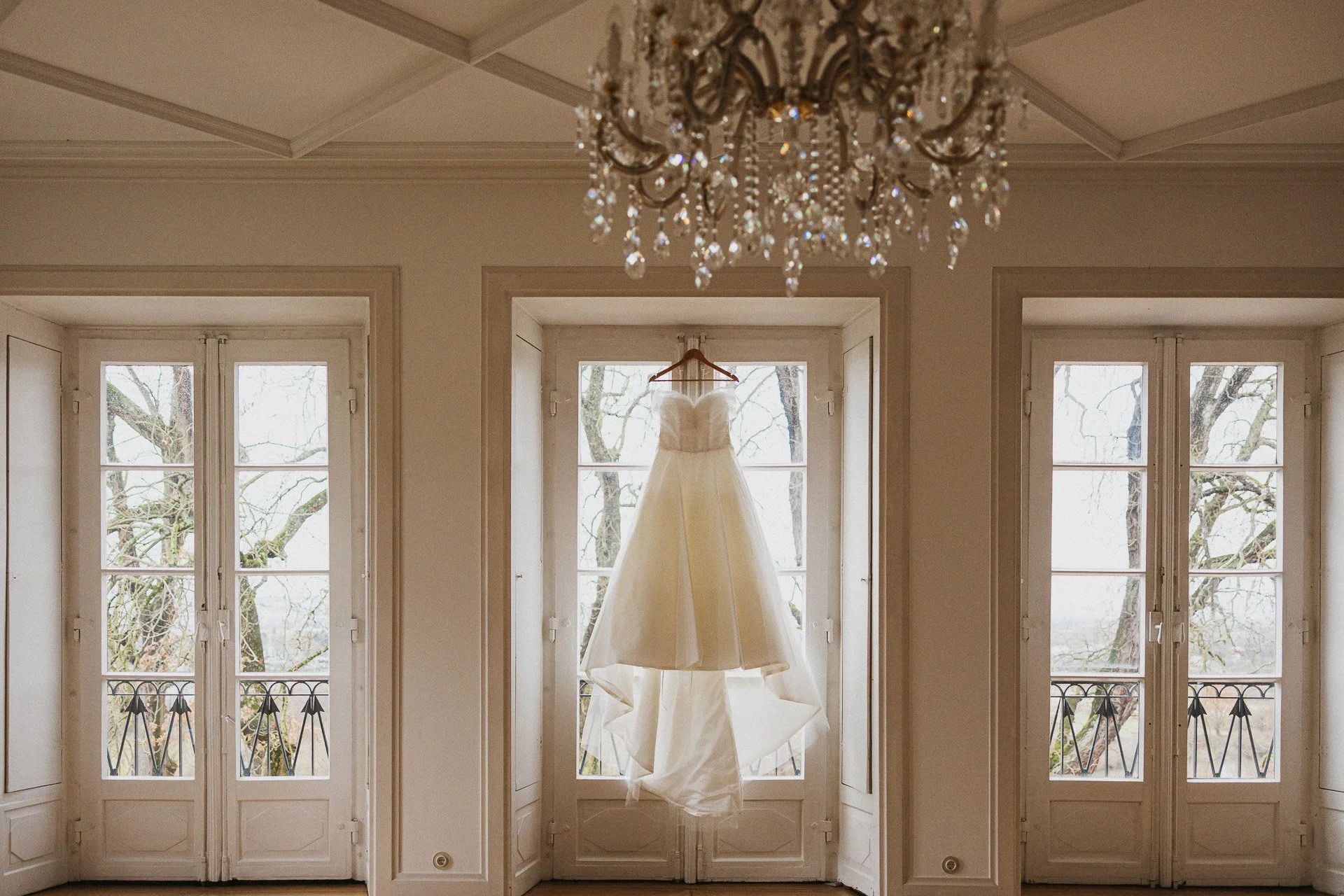 Brautkleid der Winterhochzeit von Elisabeth und Niklas aufgehängt im Klostergut Besselich.
