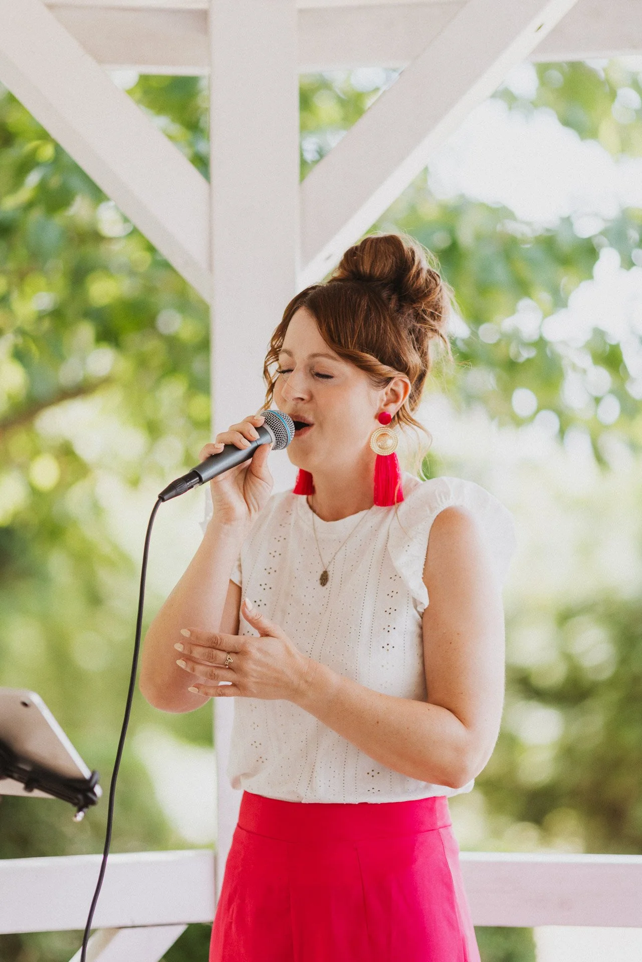 Hochzeitssängerin Janine Mitrell singt während der freien Trauung in emotionalem Moment.