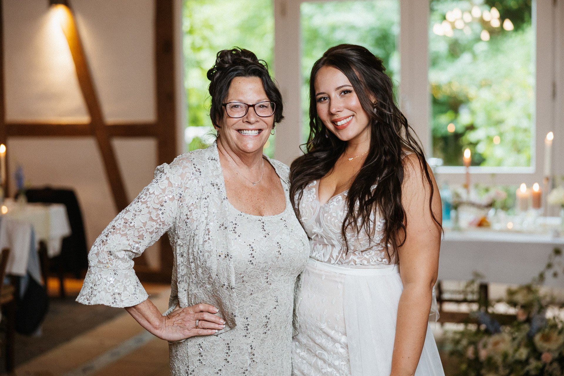 Braut mit Mama bei Hochzeit Hofgut Rodenstein – authentische Hochzeitsreportage DIETZIMAGE.