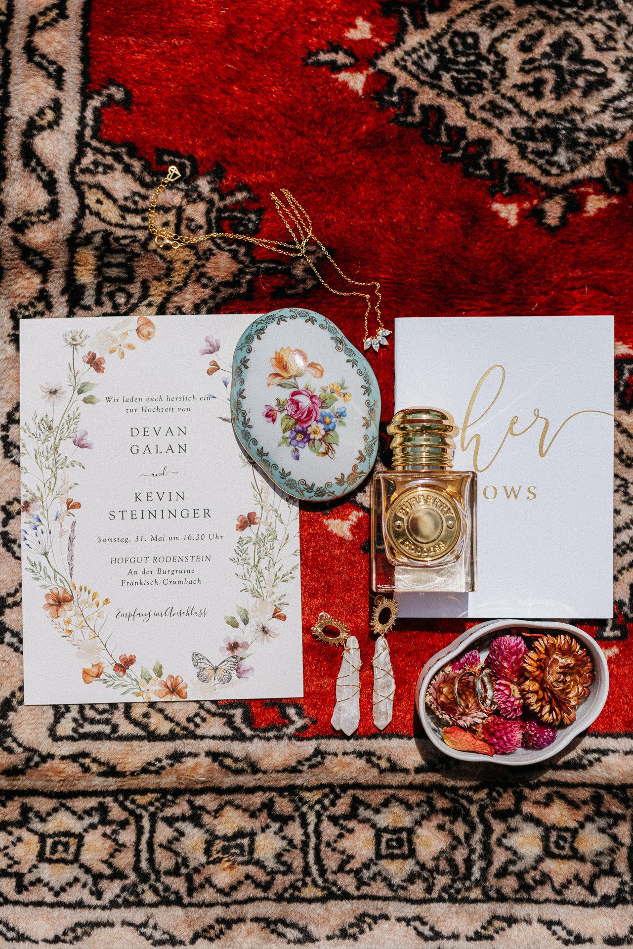 Flatlay Hochzeitspapeterie im Hofgut Rodenstein – stilvolle Details festgehalten von DIETZIMAGE Hochzeitsfotograf.