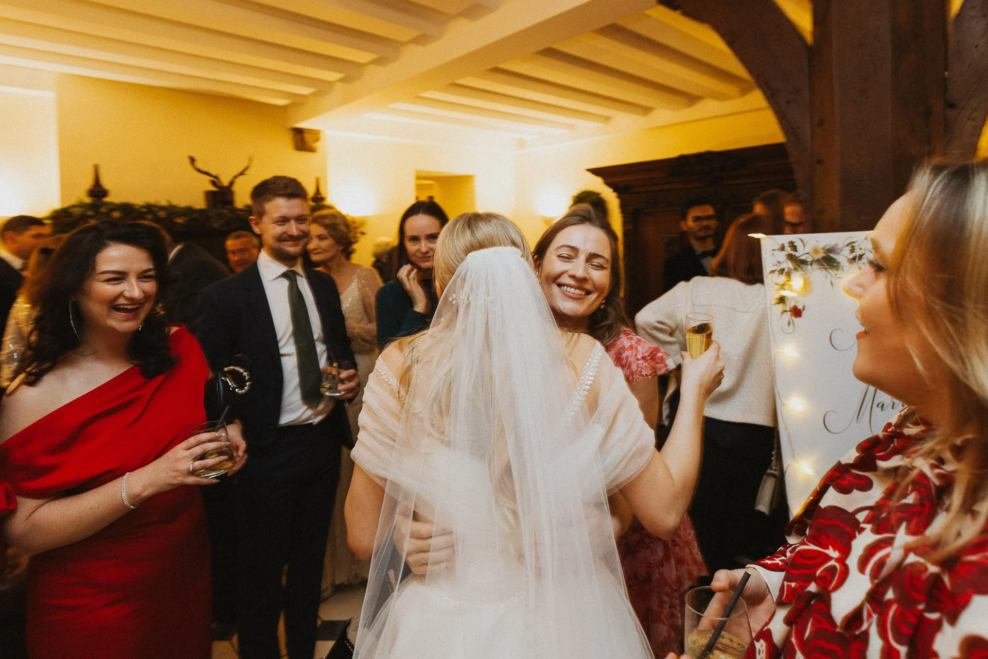 Umarmungen und Glückwünsche während des Empfangs nach der Trauung im Klostergut Besselich.
