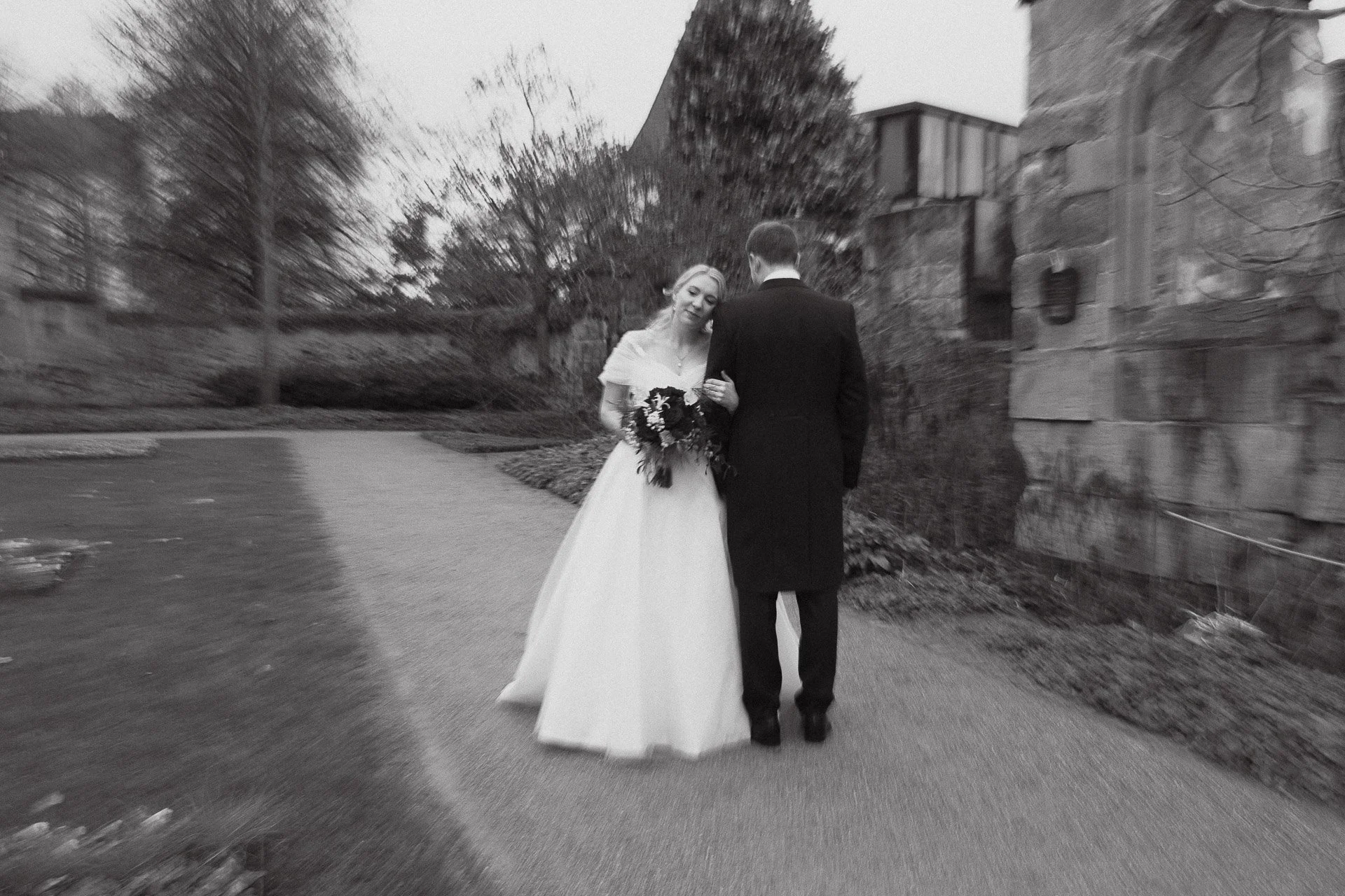 Schwarzweißaufnahme eines intimen Moments zwischen Elisabeth und Niklas.
