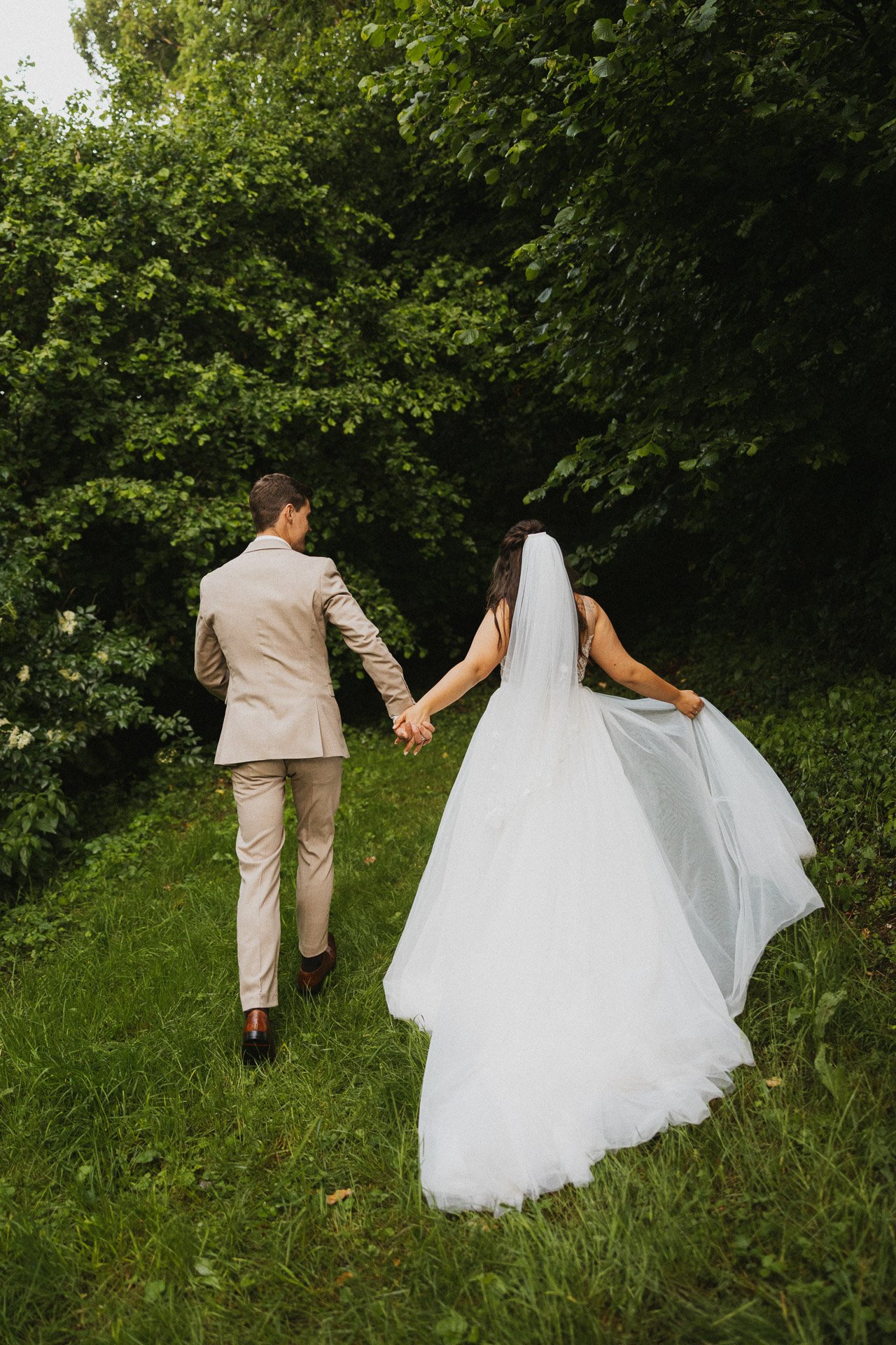 Brautpaar bei Sommerhochzeit im Hofgut Rodenstein – authentische Hochzeitsfotos DIETZIMAGE.