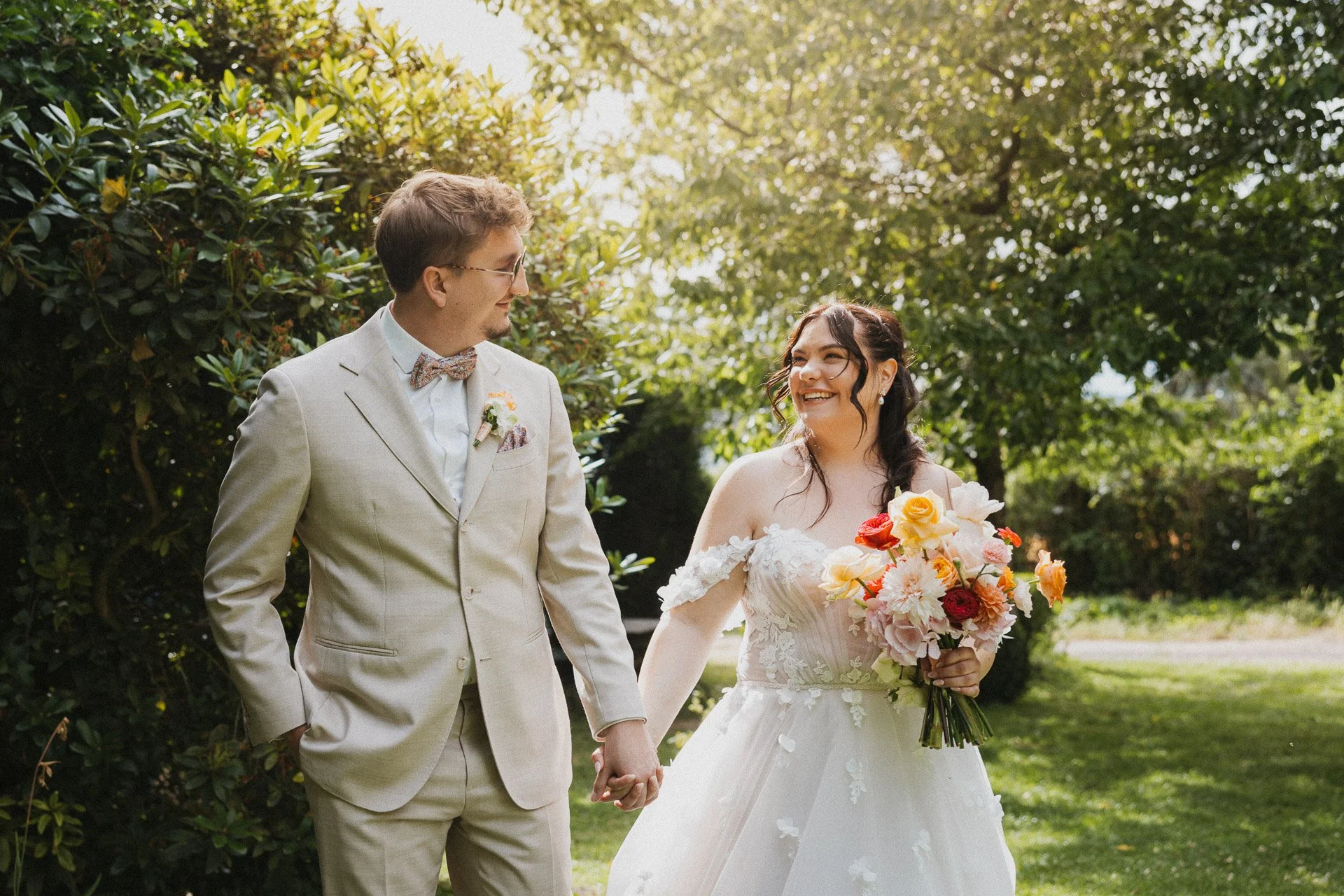 Braut und Bräutigam gehen Hand in Hand beim Brautpaarshooting auf den Waldorfer Höfen.