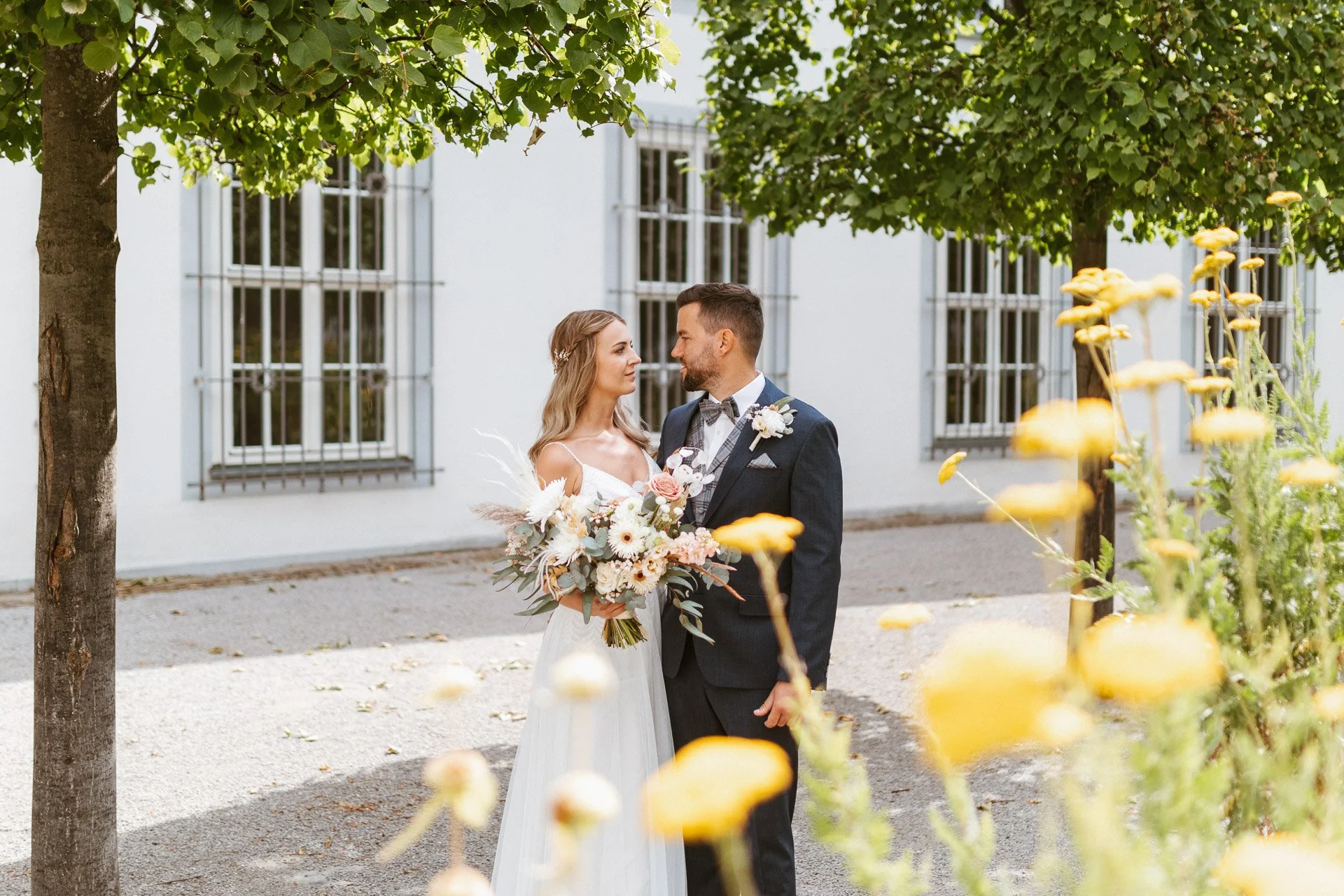 Brautpaar vor dem Schloss in Koblenz – Hochzeitsfotograf DIETZIMAGE