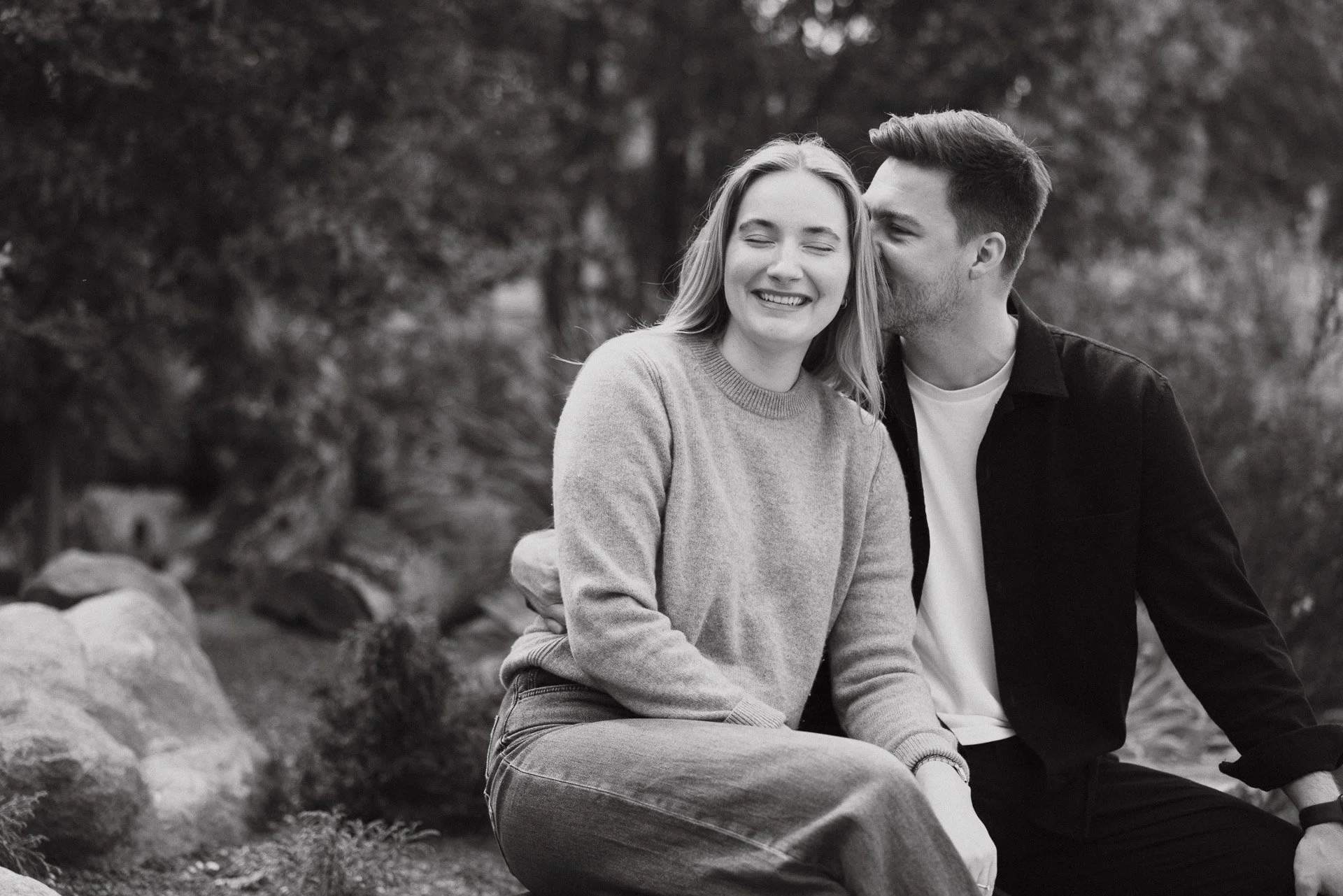 Emotionale Schwarzweißaufnahme von Sarah und Max während ihres Lovestory-Shootings