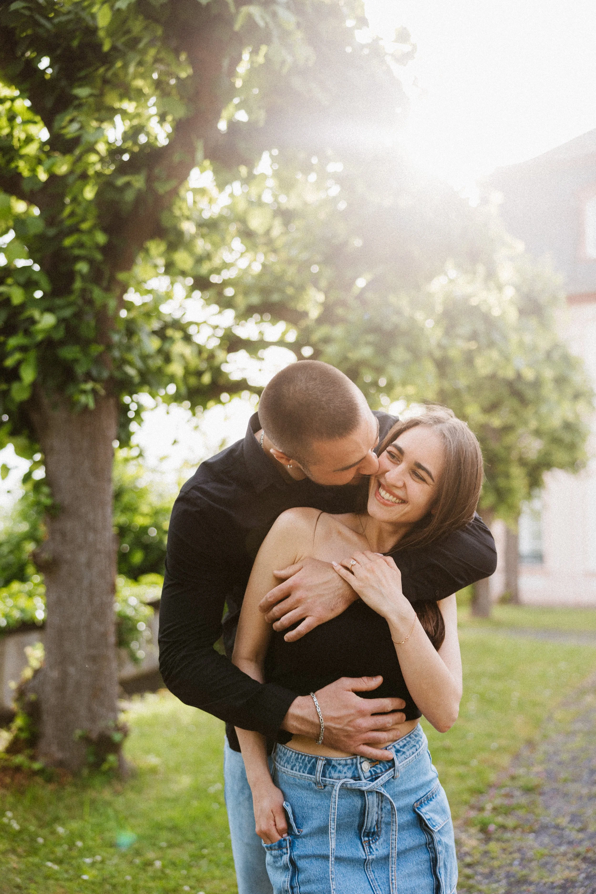 Verliebtes Paar beim Lovestory-Shooting in Neuwied fotografiert von DIETZIMAGE