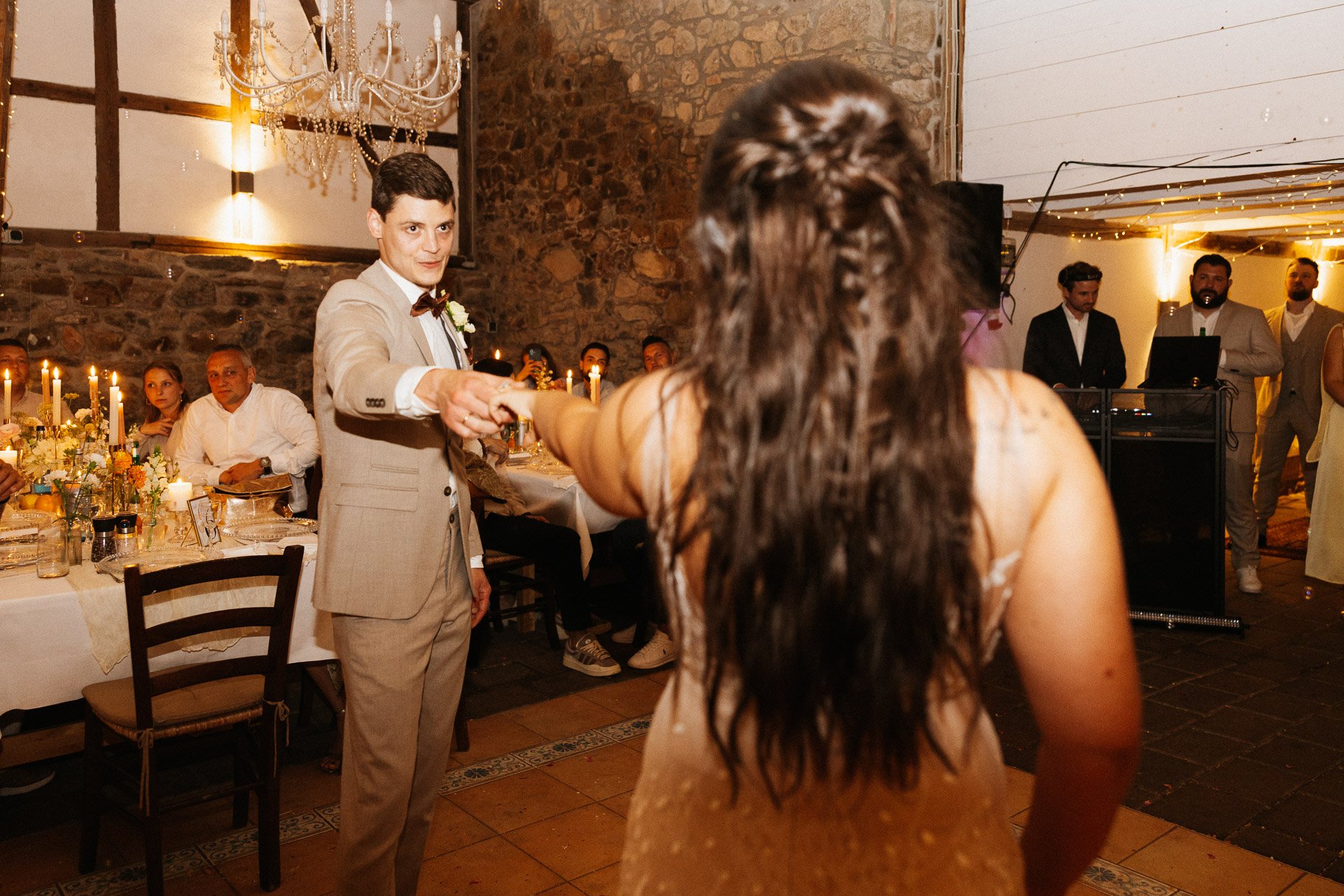 Brautpaar beim Hochzeitstanz Hofgut Rodenstein – emotionale Hochzeitsreportage DIETZIMAGE.