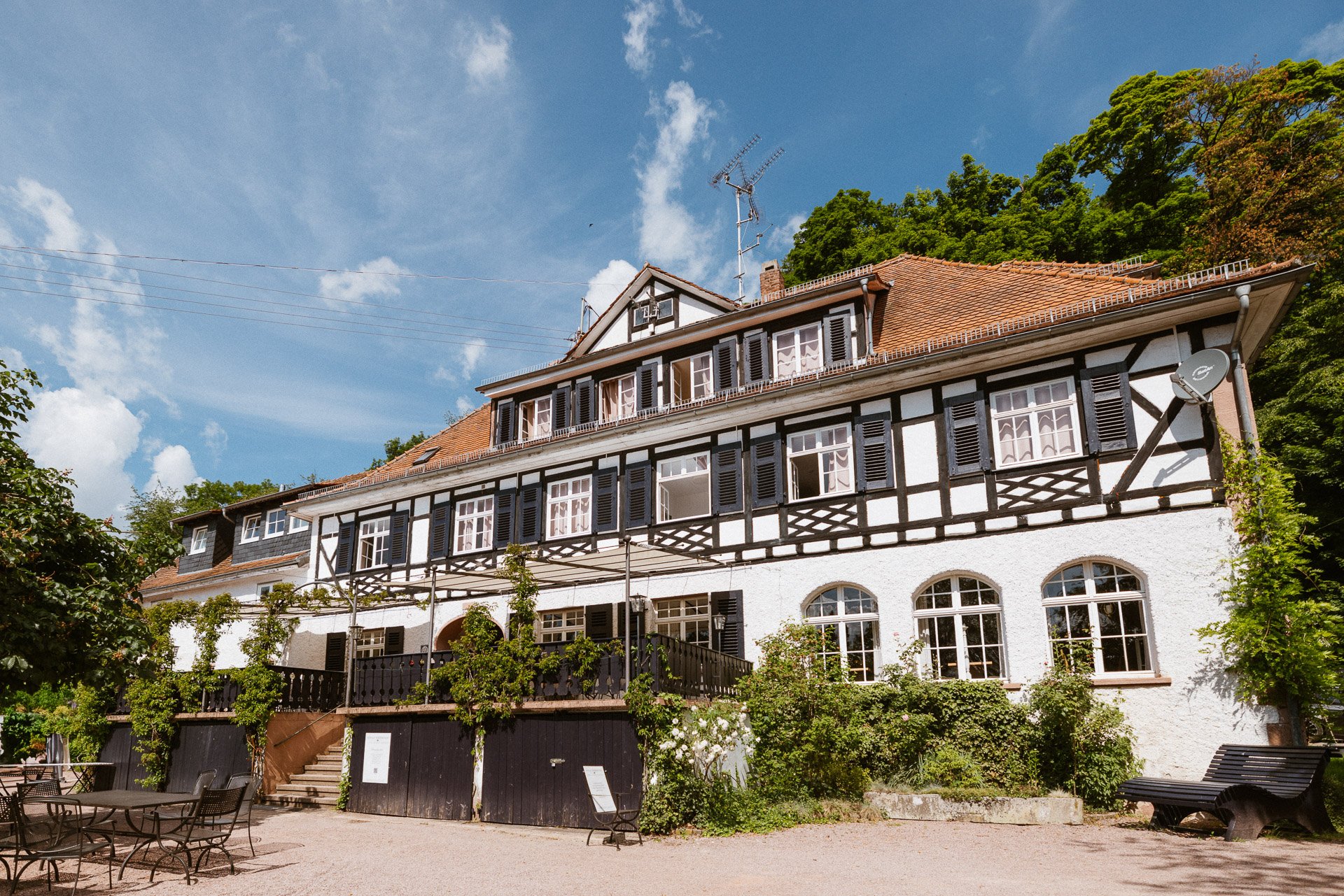 Hofgut Rodenstein Außenansicht – exklusive Hochzeitslocation. Hochzeitsfotograf DIETZIMAGE.