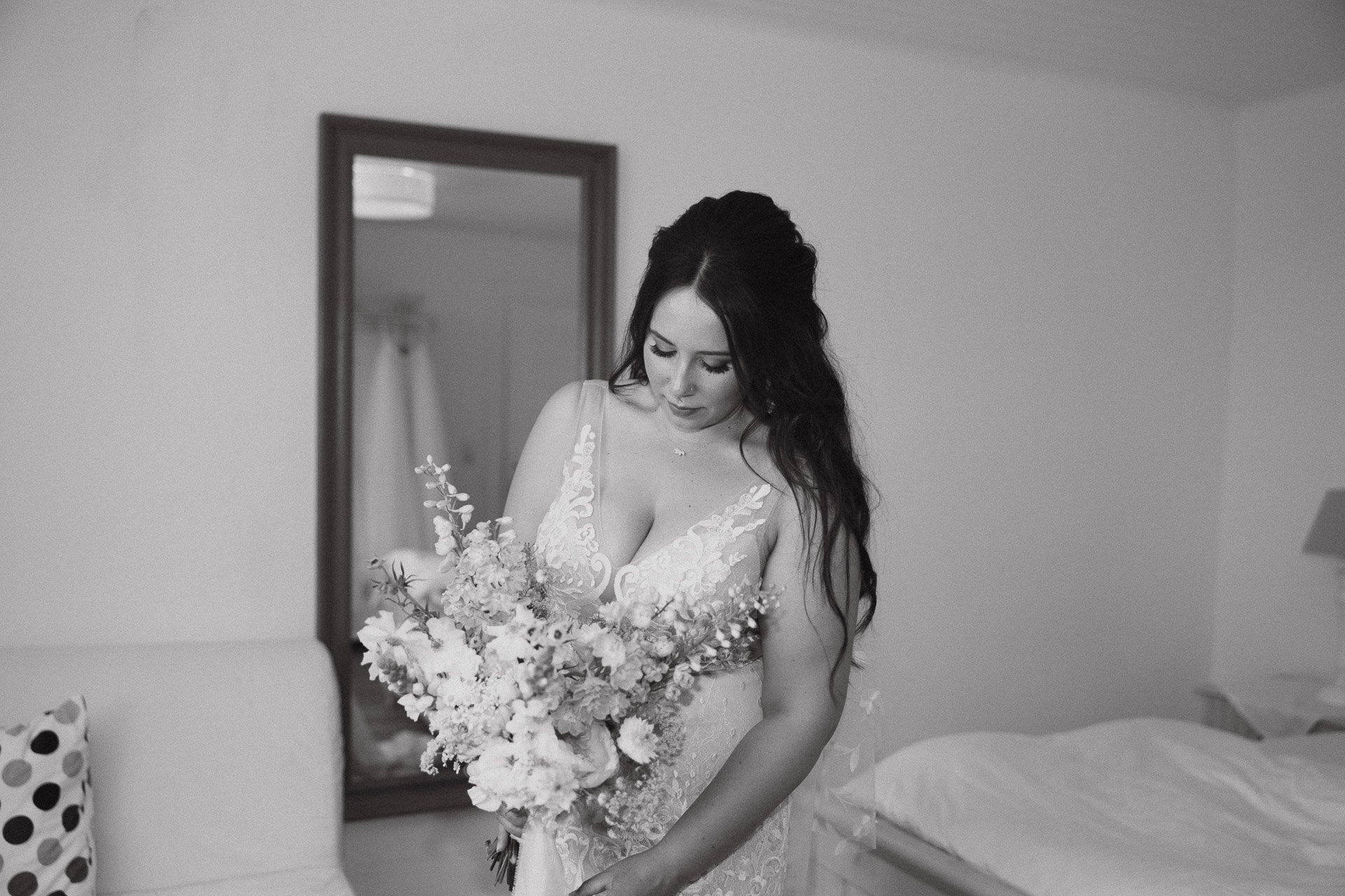 Braut mit elegantem Blumenstrauß vor freier Trauung – Hofgut Rodenstein, DIETZIMAGE Hochzeitsfotografie.
